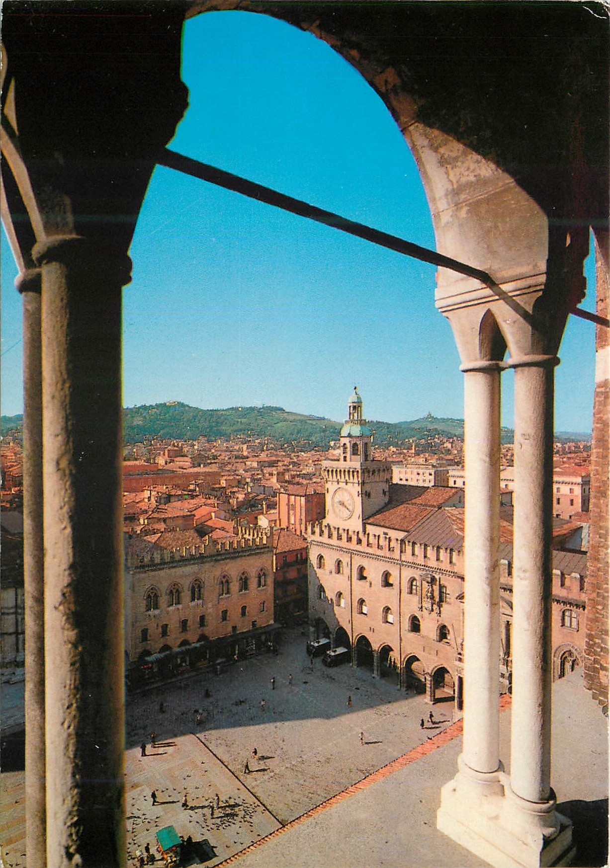 CPM Bologna Vue panoramique de Piazza Maggiore