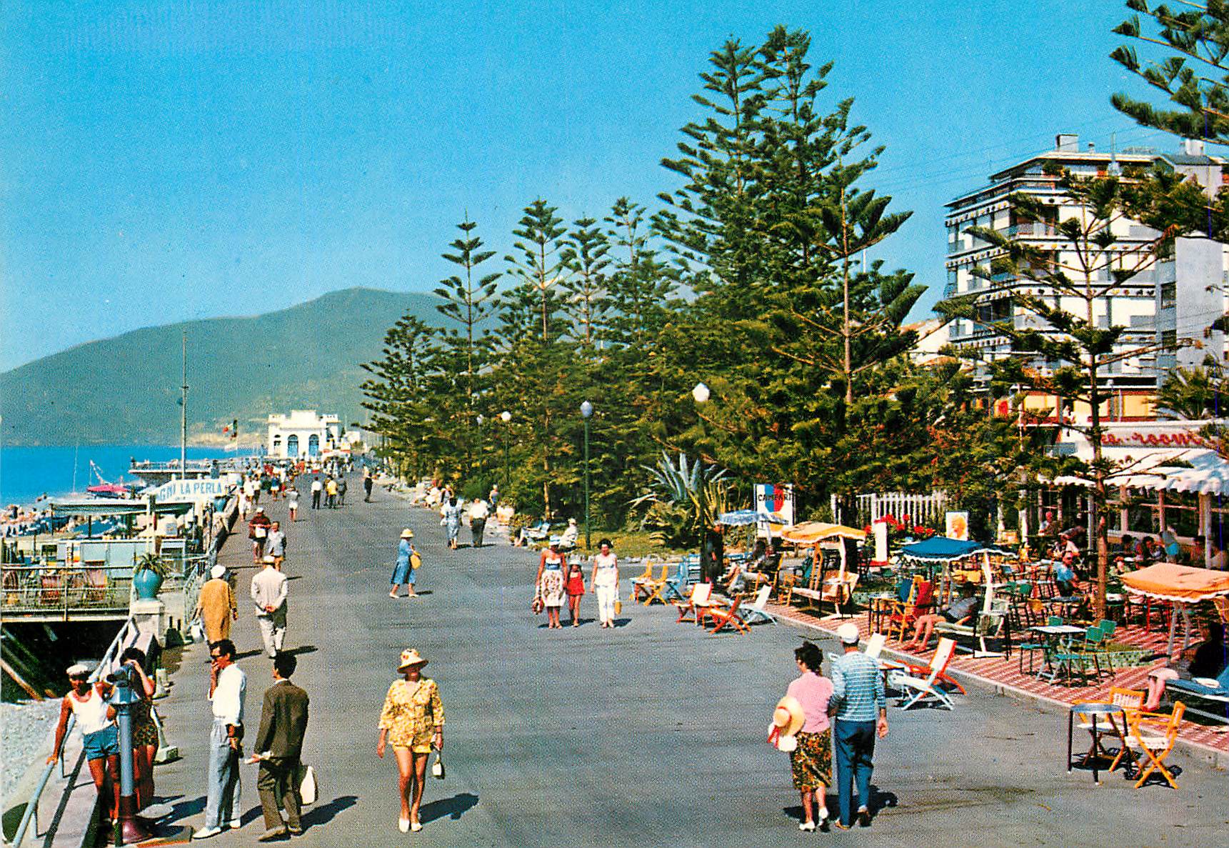 CPM Bordighera Riviera des Fleurs Promenade le long de la mers