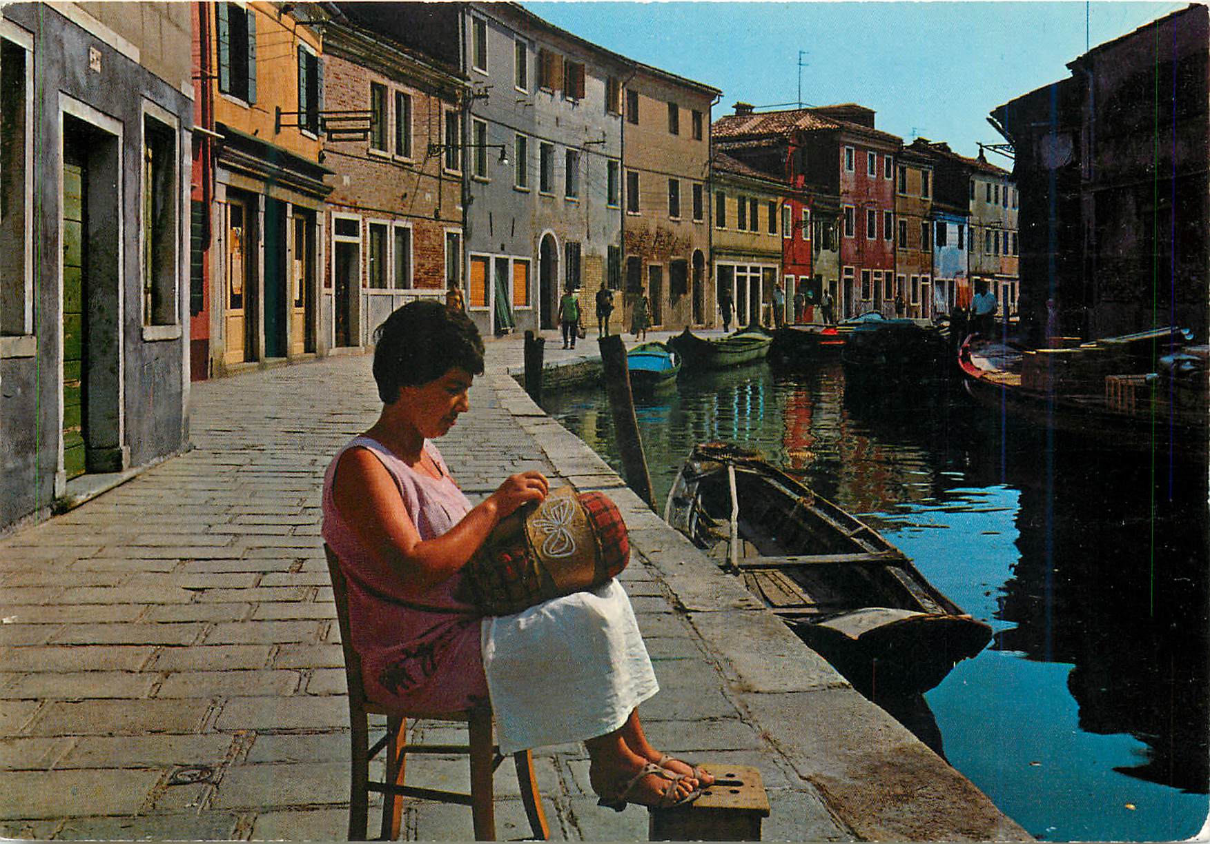 CPM L Ile de Burano Une brodeuse en falsant de lal dentelle aux fusseaux