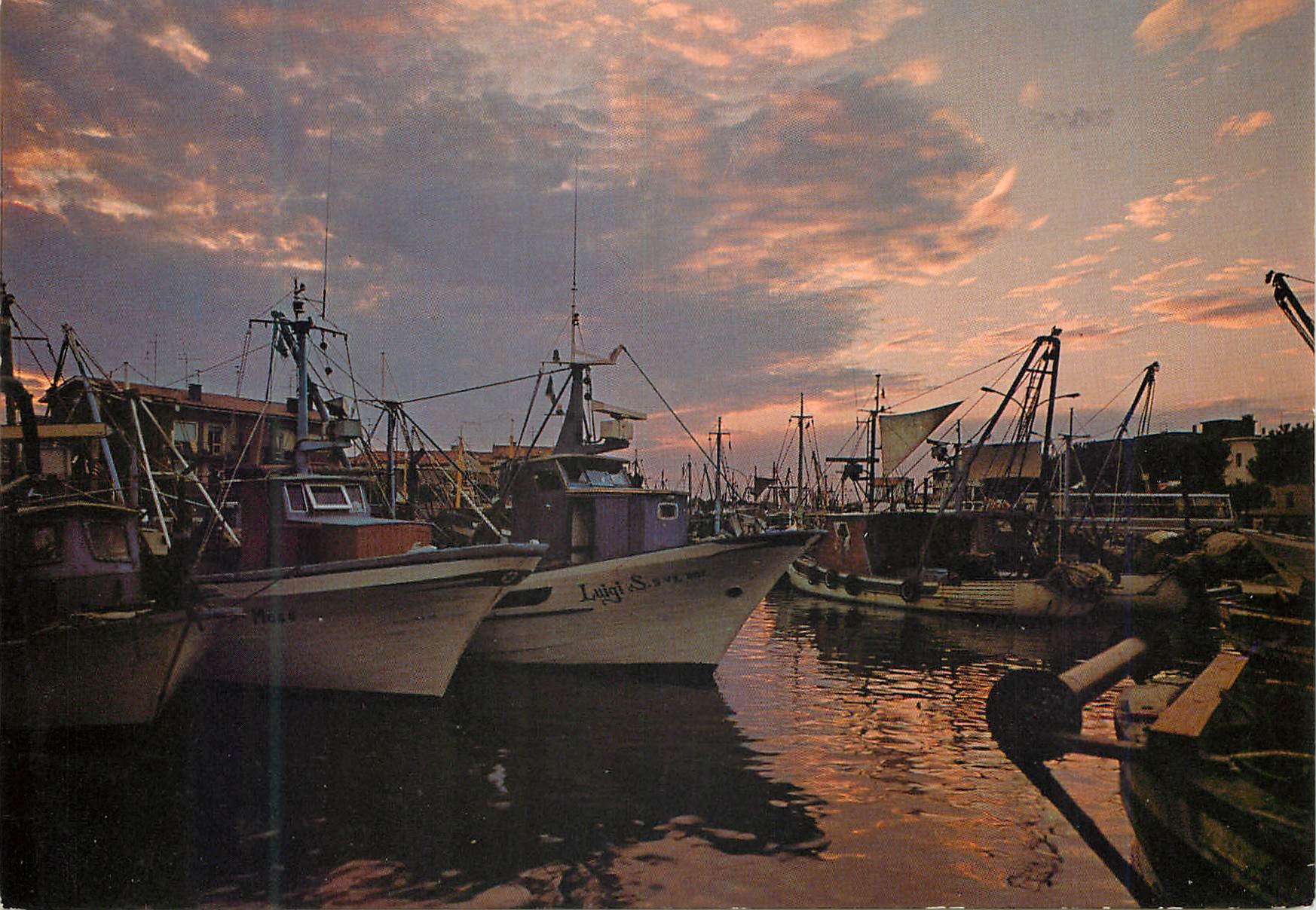 CPM Caorle Le port au coucher du soleil Bateaux de peche