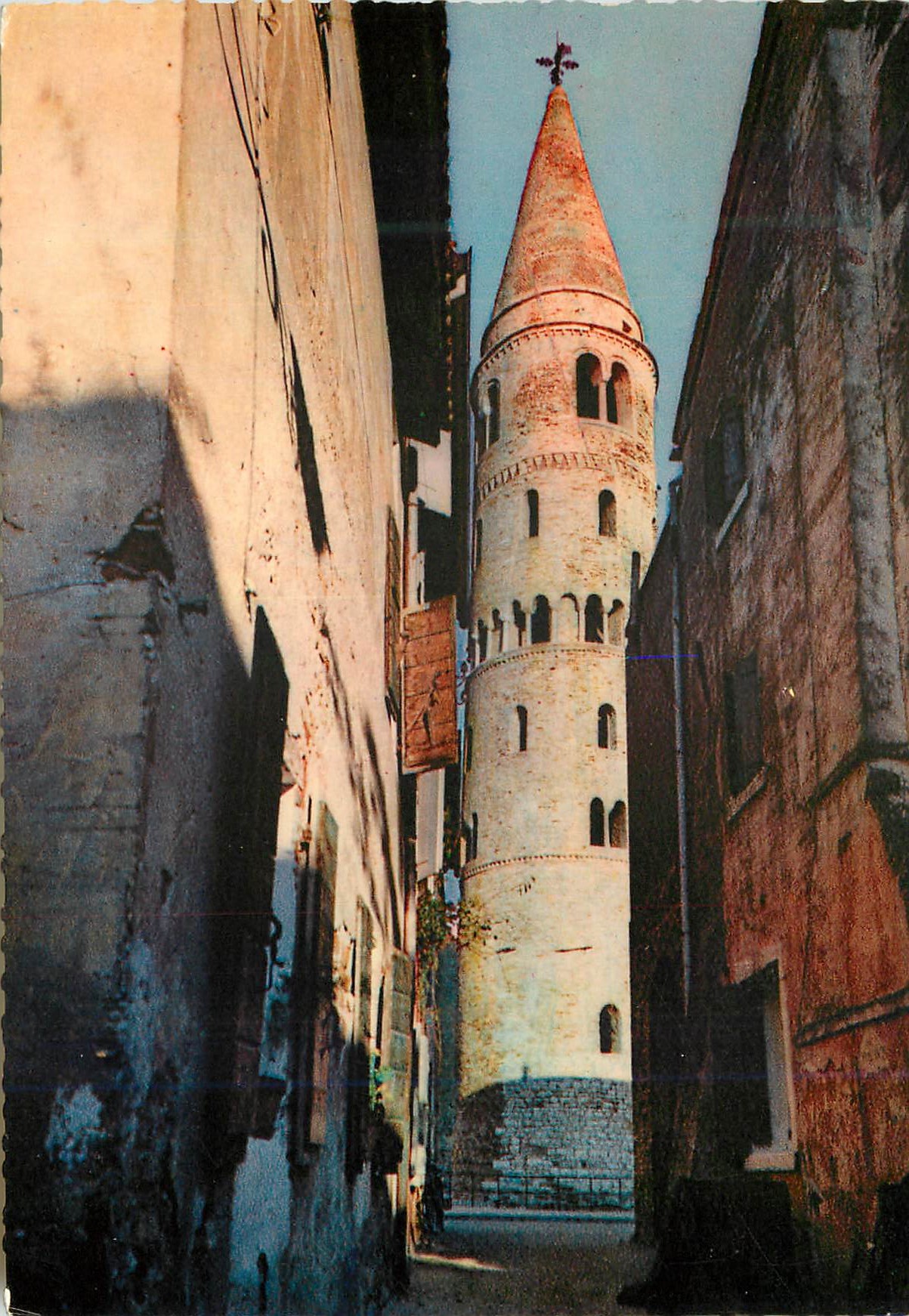 CPM Caorle Clocher avec ruelles