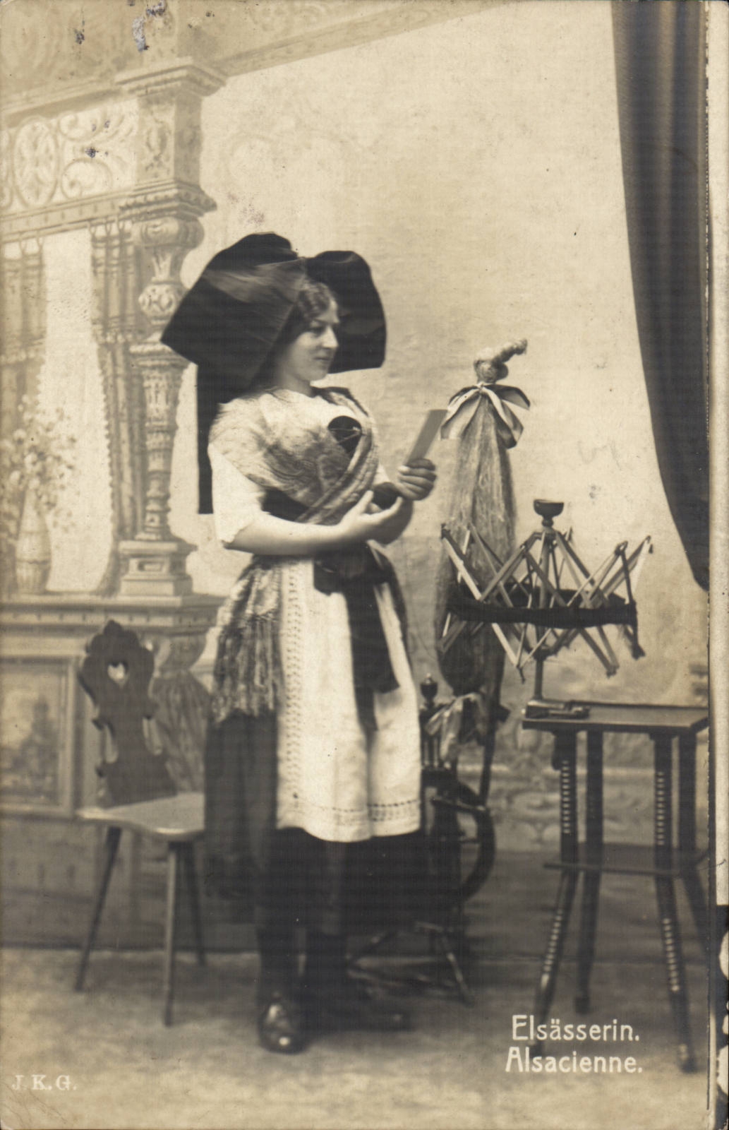 CPA Folklore Costume Femme Alsacienne Alsace Lorraine