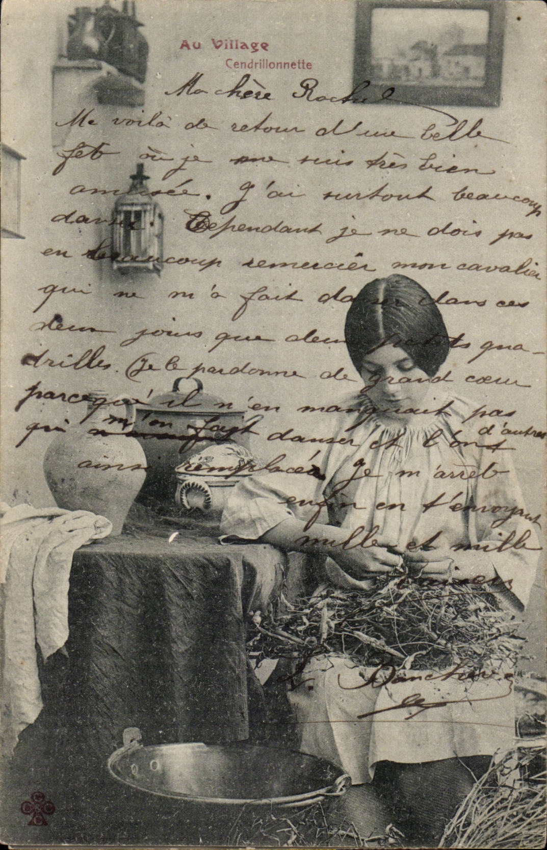 CPA Au village CEndrillonnette Femme Cendrillon Folklore