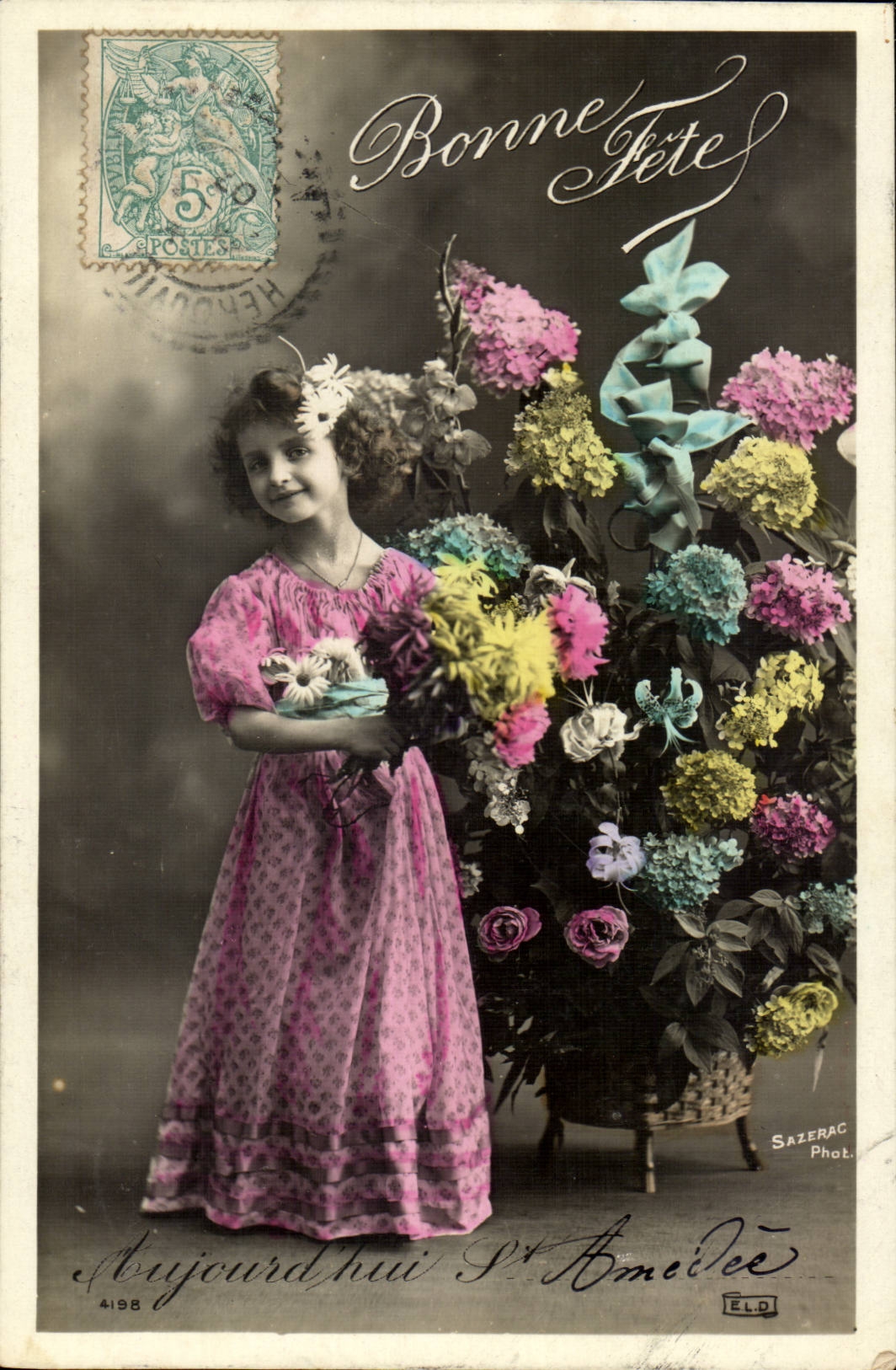 Fille en robe rose — avec bouquet de fleurs colorées — Sazerac Phot.