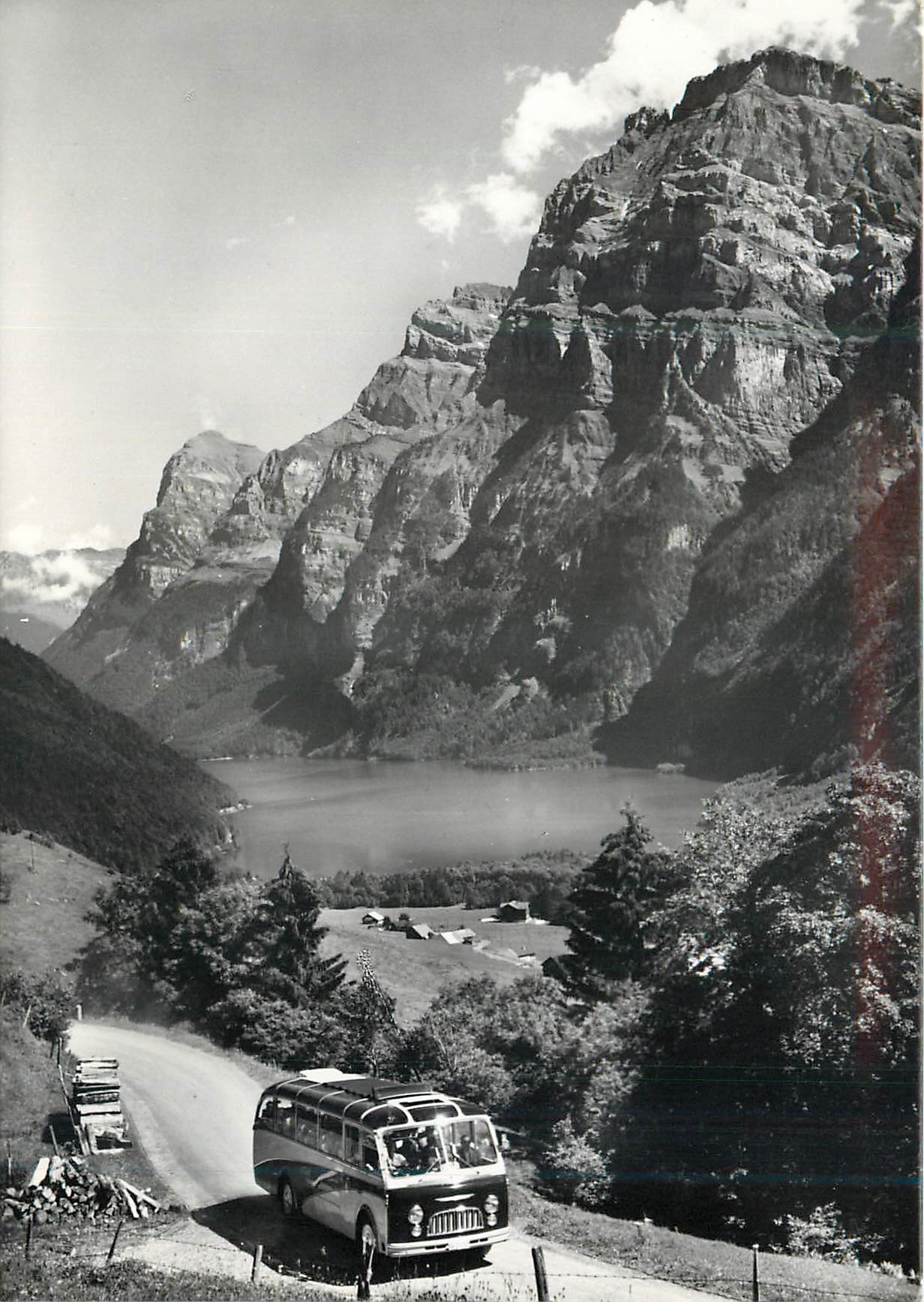 CPM Glarus Klontalersee mit pragelstrasse und Glarnischkette Autobus