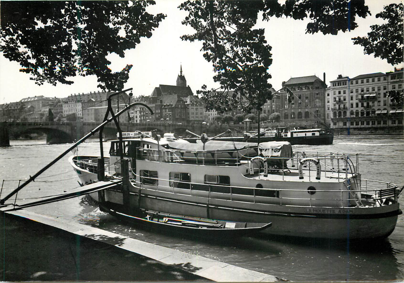 CPM Basel Partie am Rhein mit mittlerer Rheinbrucke Bateau