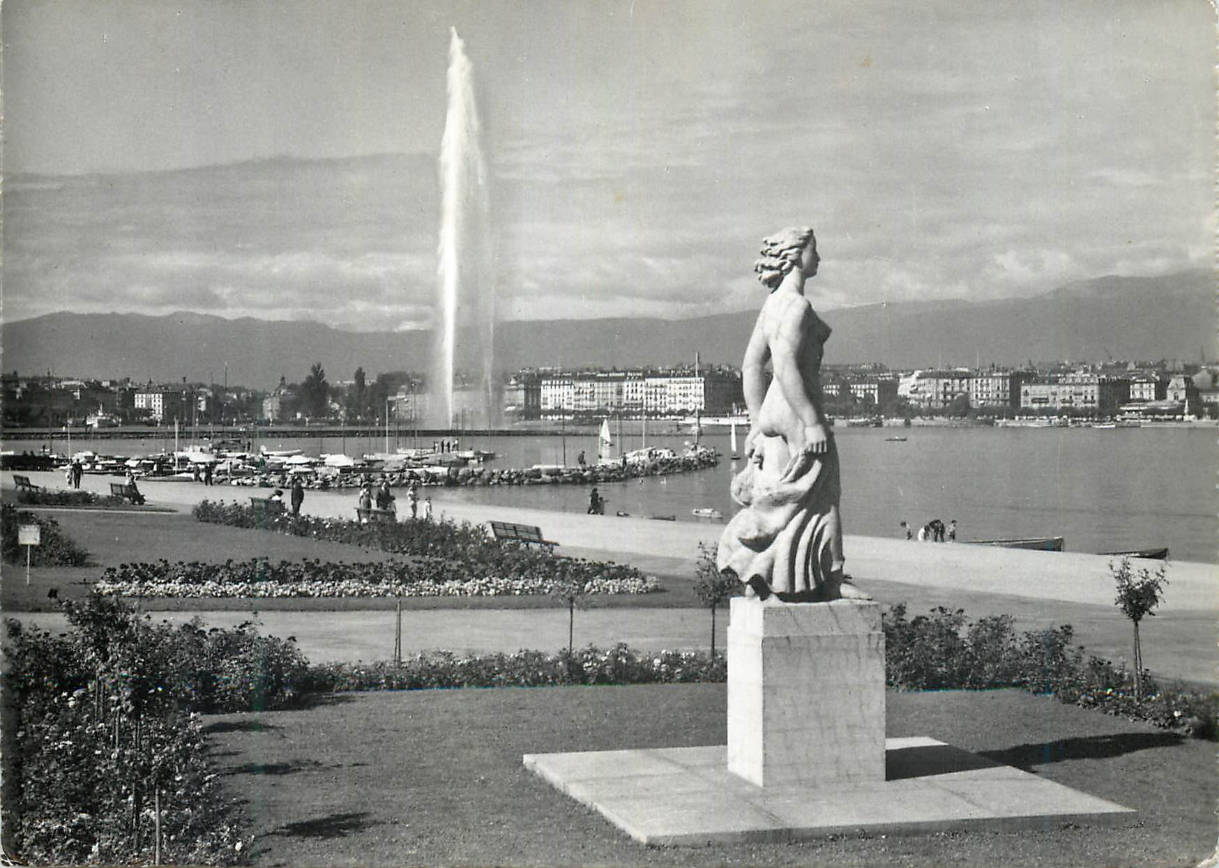 CPM Geneve Quai Gustave Ador la Statue de la Brise et le jet d'eau