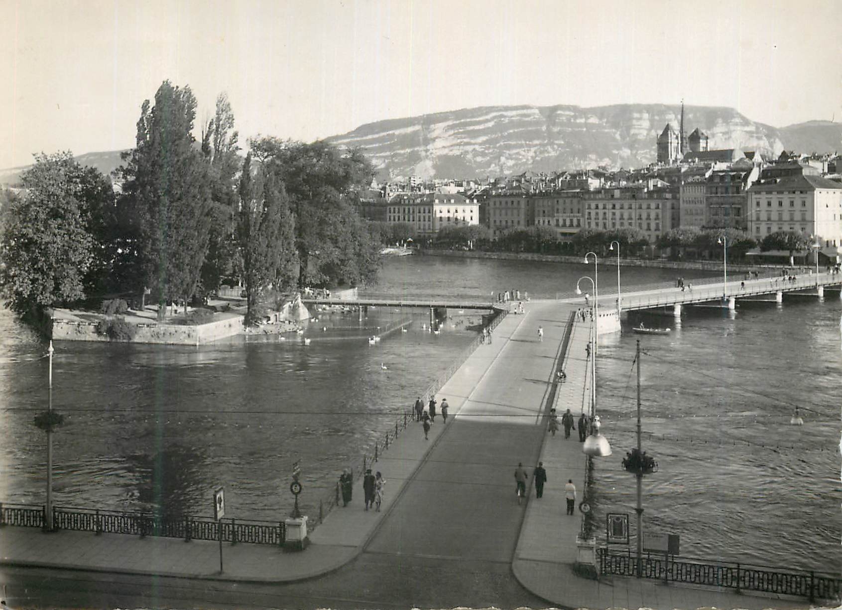 CPM Geneve Ile Rousseau et Pont des Bergues