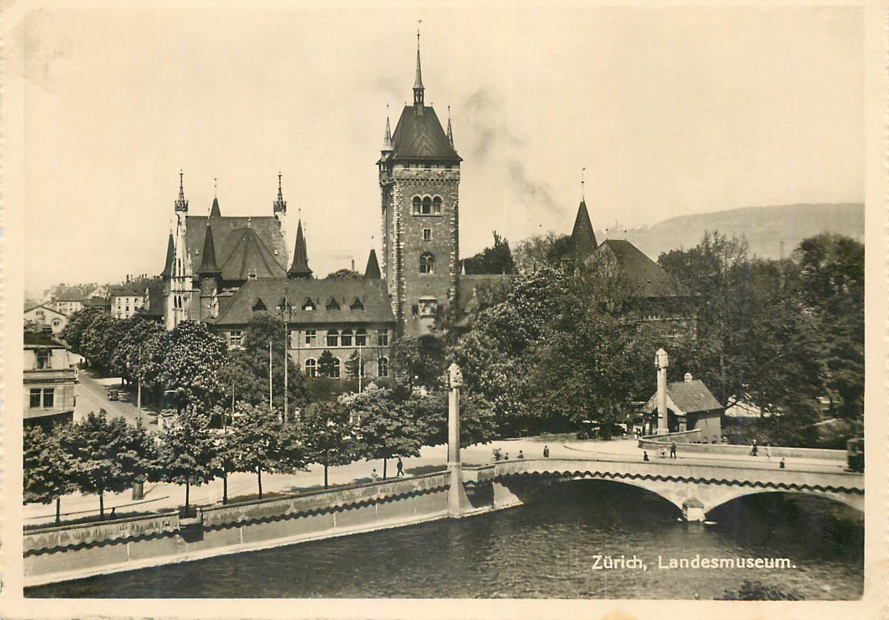 Zurich, Landesmuseum — vue du bâtiment et du pont sur la rivière — Écute Photographe, n°58