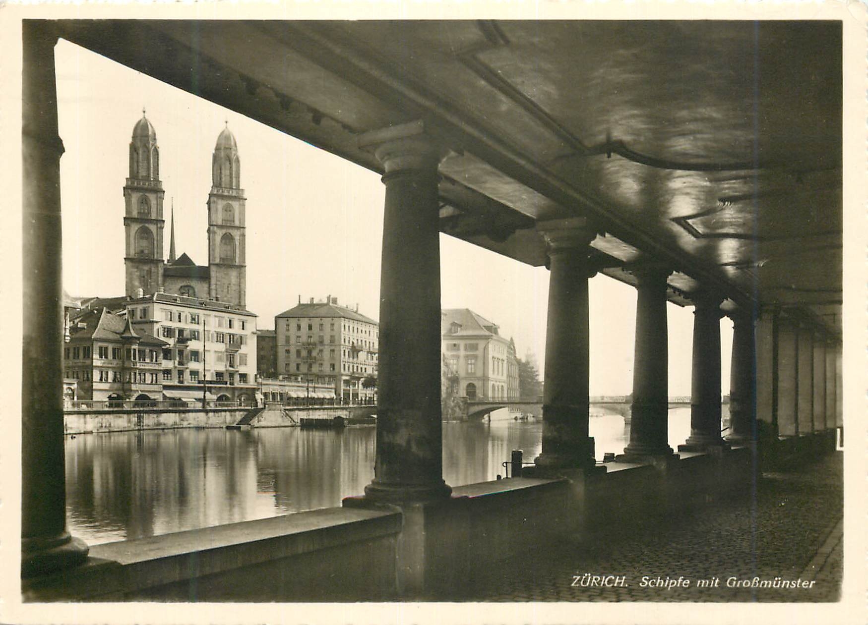 Zurich - Schipfe mit Großmünster — vue depuis un passage couvert, éditeur G. & Co., Zürich, n° 17298 T