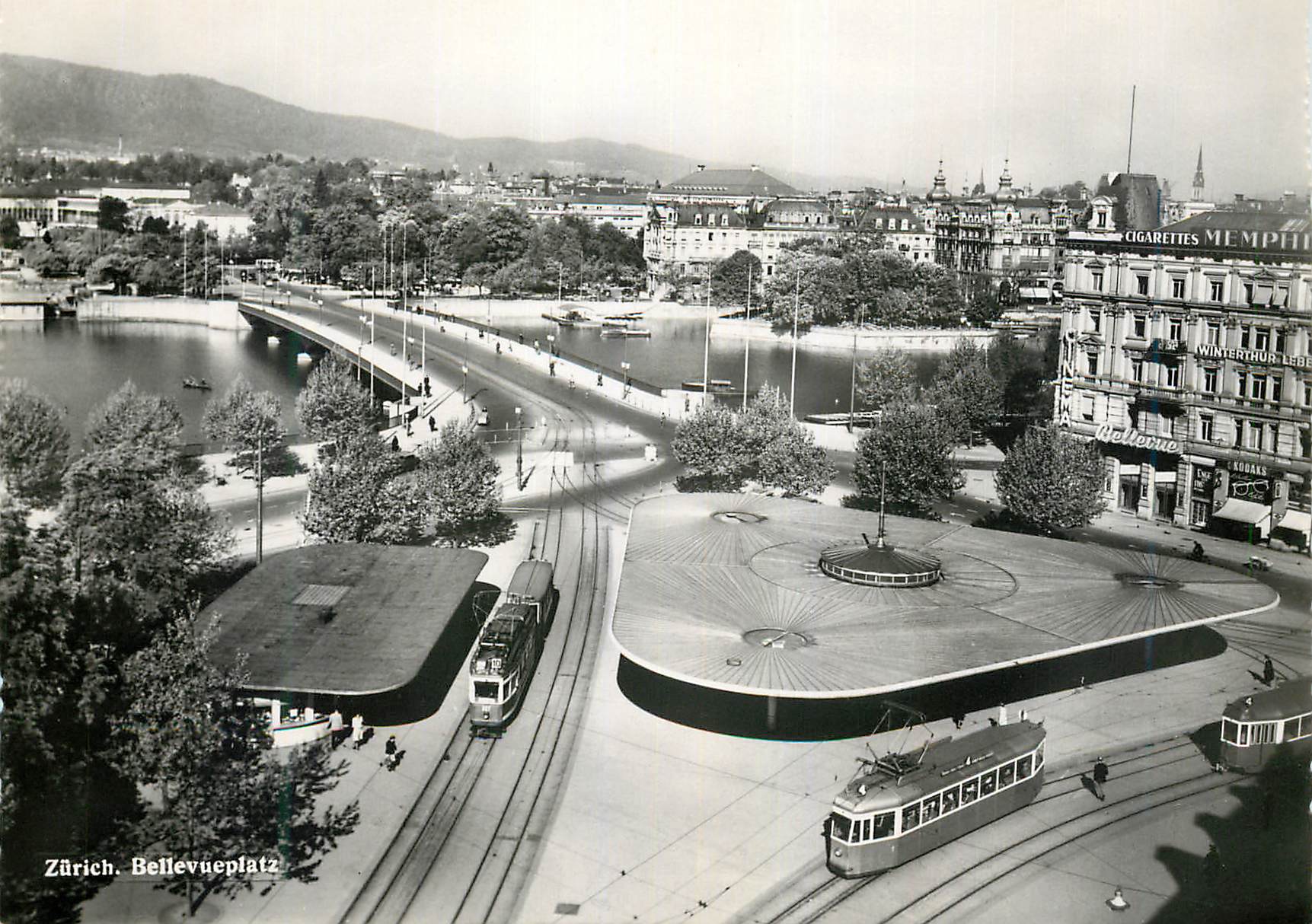 Zurich. Bellevueplatz — vue aérienne avec trams et lac — Photoglob-Wehrli A.-G., Zürich