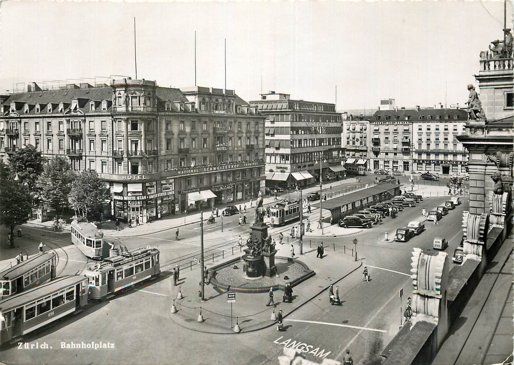 Zurich. Bahnhofplatz — vue aérienne avec trams et monument — Photoglob-Wehrli AG, n° 11507