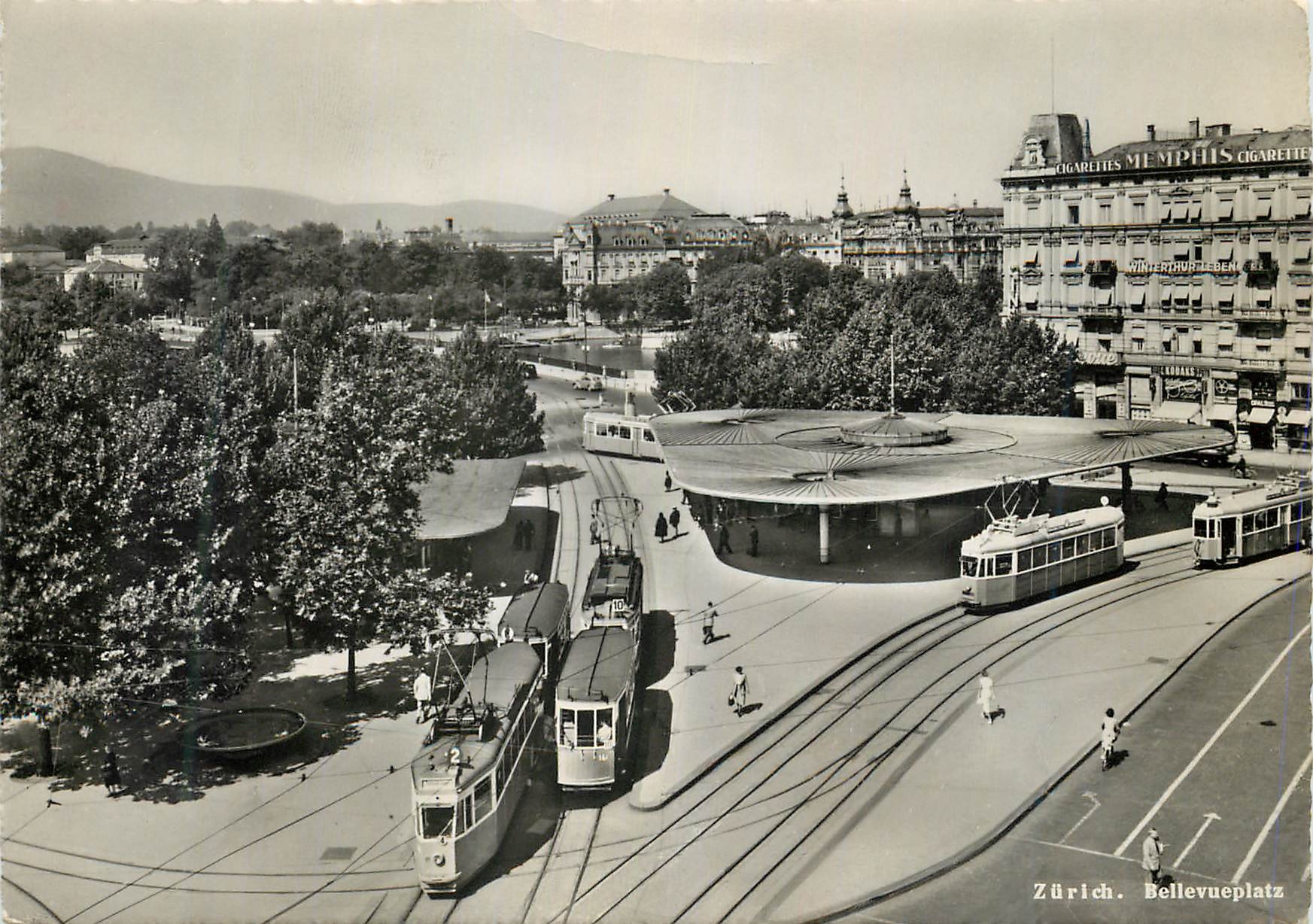 Zürich. Bellevueplatz — luftige Ansicht der Trams und des modernen Gebäudes — Photoglob-Wehrli A.G. Zürich, Nr. y 11040