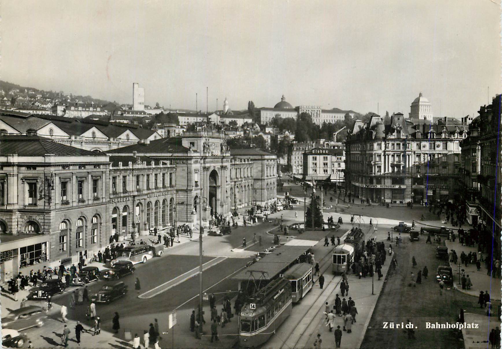 Zurich. Bahnhofplatz — vue panoramique de la gare et de la place — Photoglob-Wehrli & Cie, Zürich