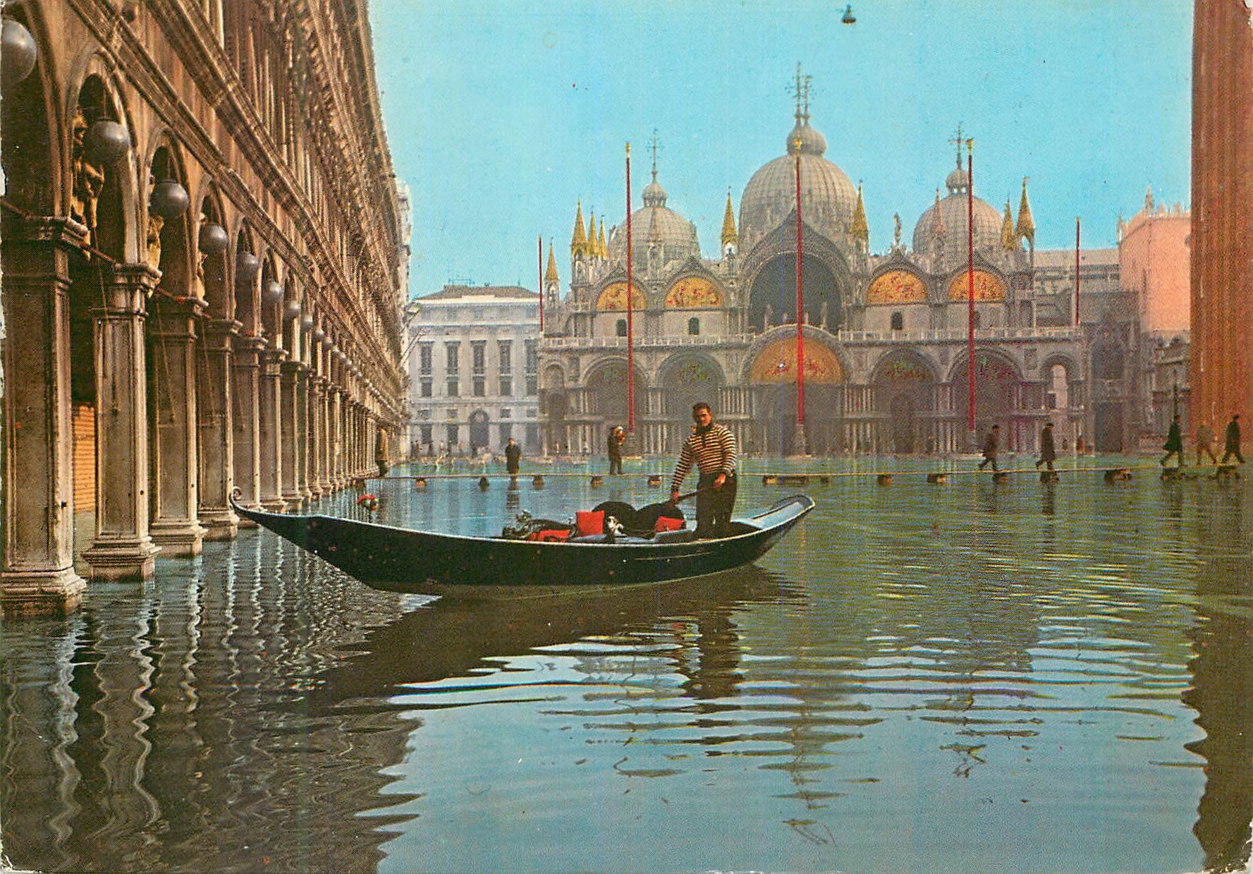 CPM Venezia Haute Maree sur la Place de Saint-Marc
