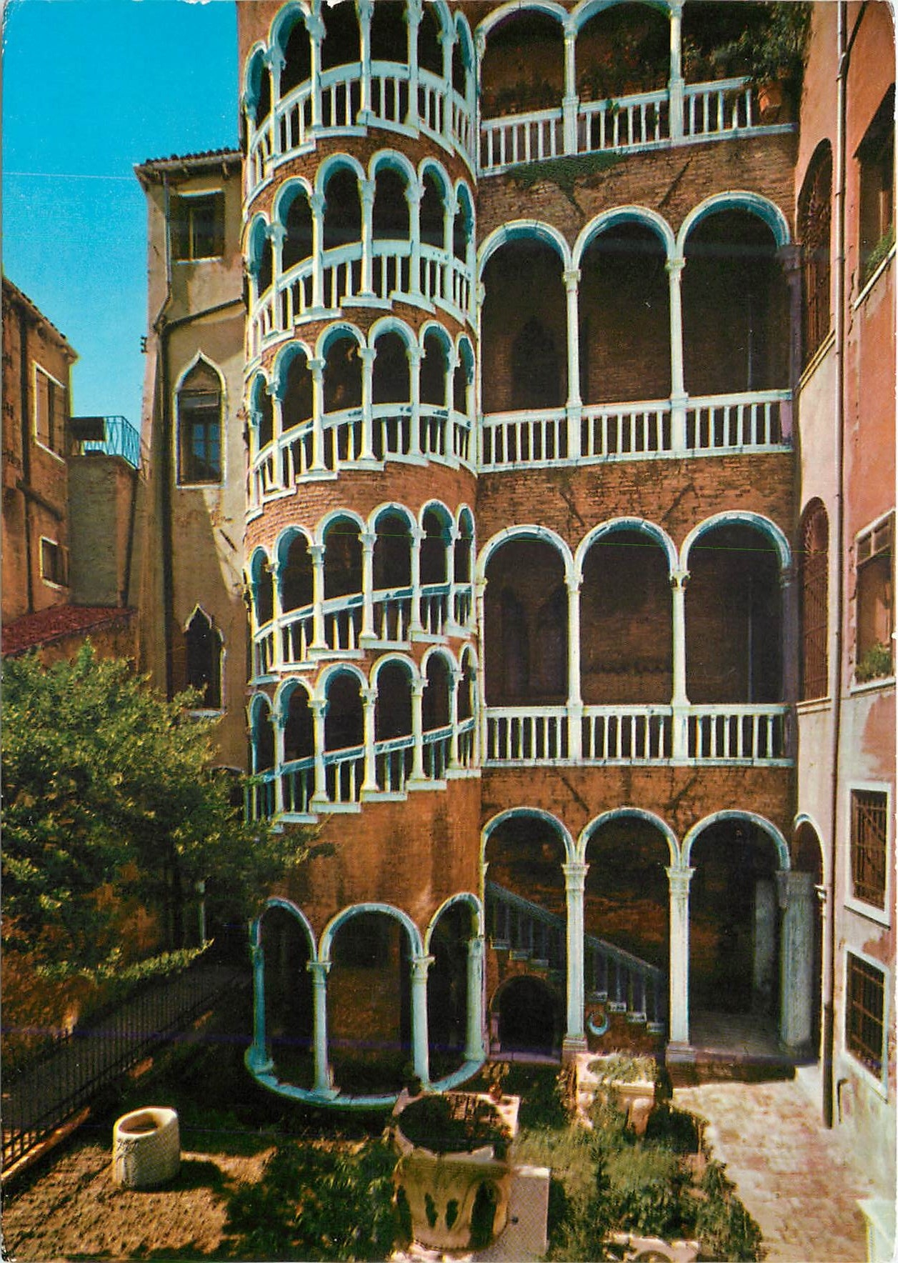 CPM Venezia Escalier a Bovolo du Palais Contarini de Bovolo