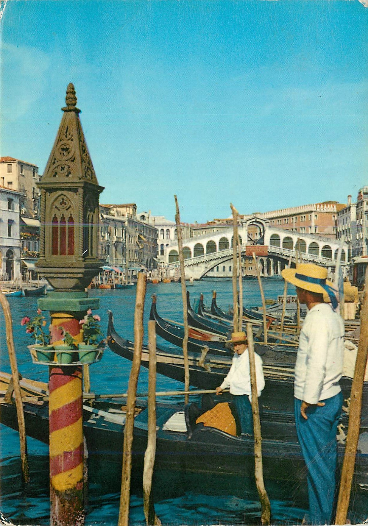 CPM Venezia Les gondoles et le pont de Rialto