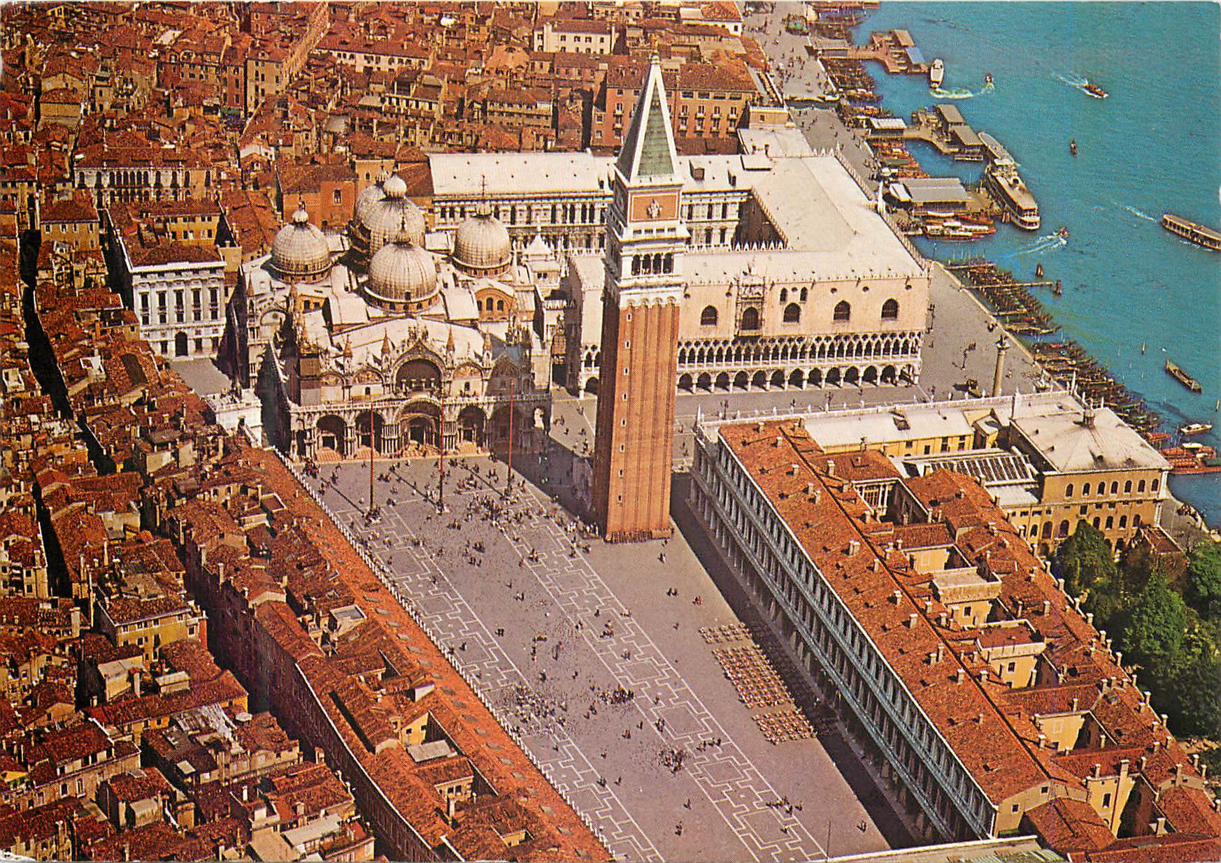 CPM Venezia Vue aerienne de la Place Saint-Marc