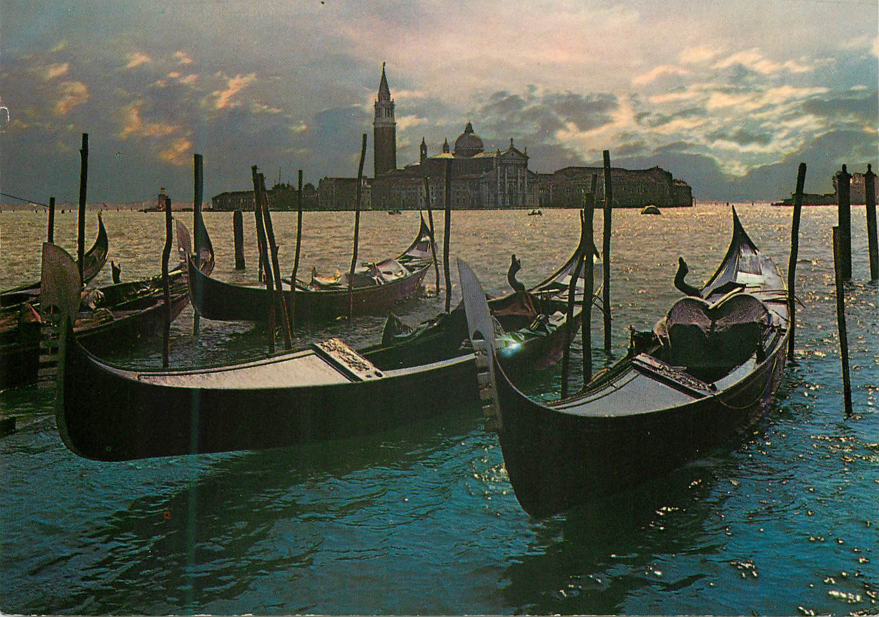 CPM Venezia Vue de l'ile de S Giorgio au coucher de soleil
