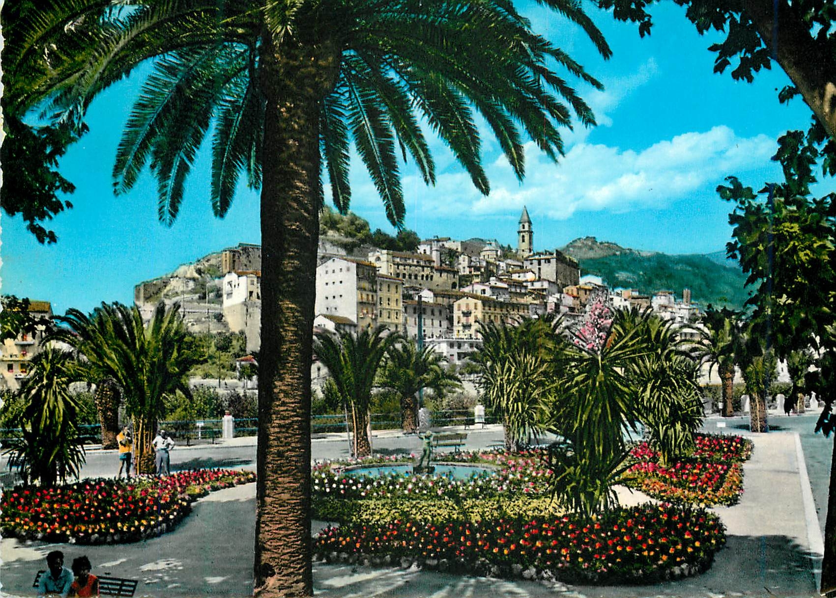 CPM Ventimiglia Riviera Dei Fiori Vue de l'ancienne ville depuis les Jardins