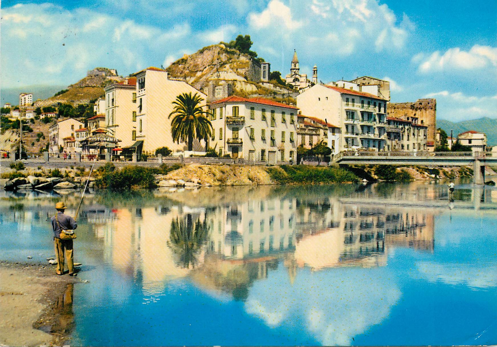 CPM Ventimiglia Riviera Dei Fiori Maisons qui se refletent dans le Roja Peche Pecheur