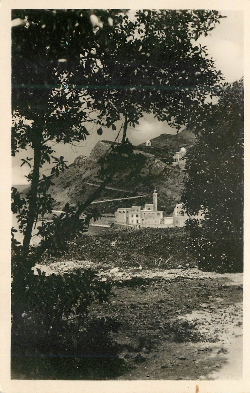 CPM Kourbous l'etablissement thermal vu de la montagne