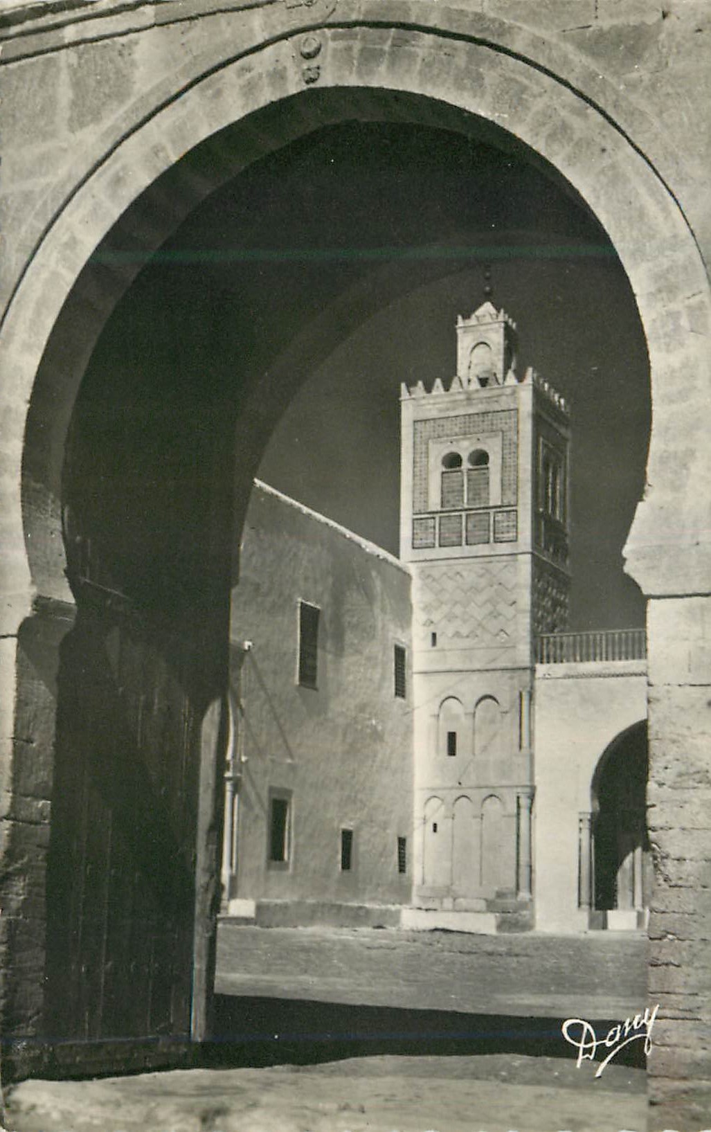CPM Kairouan (tunisie) porte d'entree de la mosquee du barbler