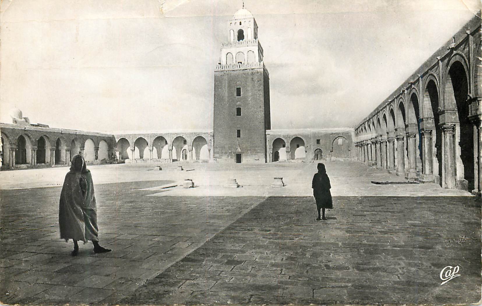 CPM Kairouan cour de la grande mosquee