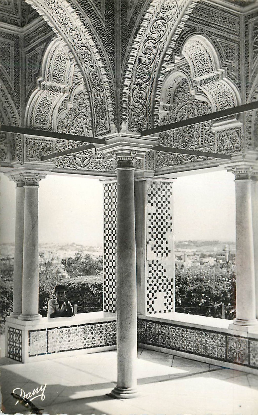 CPM Kairouan interieur de la kouba (parc du belvedere)