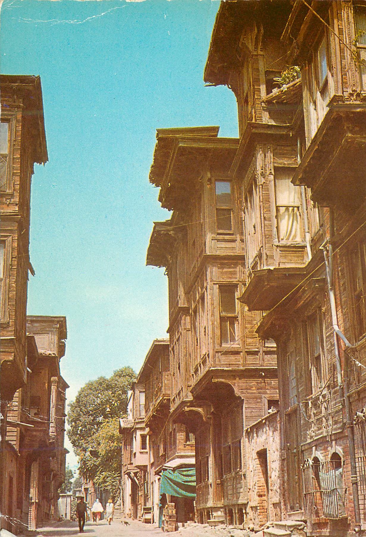 CPM Istanbul Turkey Une vue de l'anciennes maisons de Istanbul