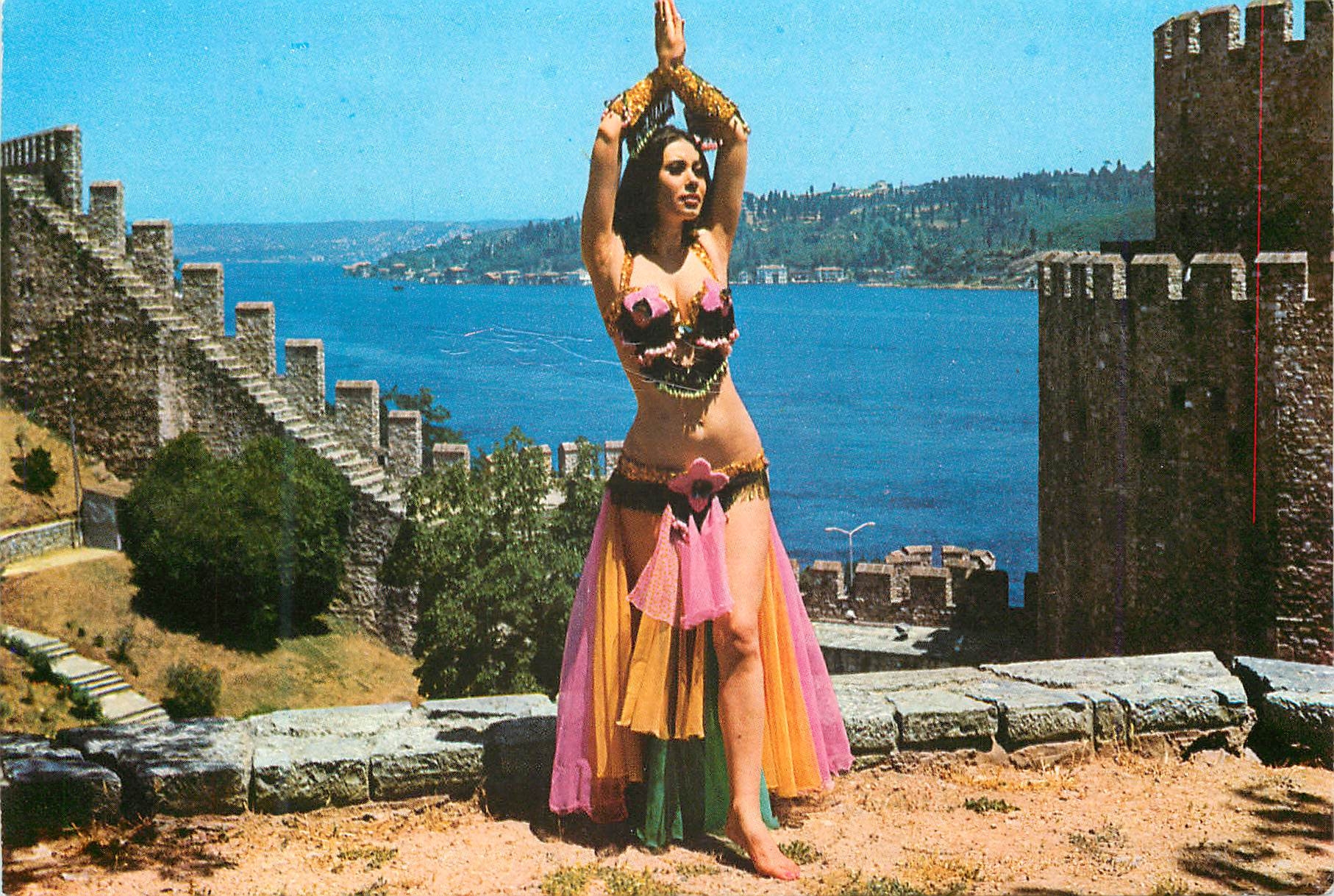CPM Istanbul Turkey Princesse Banu au Bosphore