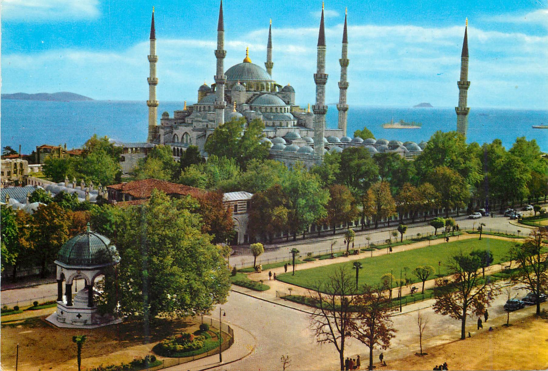 CPM Istanbul Turkey La Mosquee Bleue et la fontaine Guillaume II