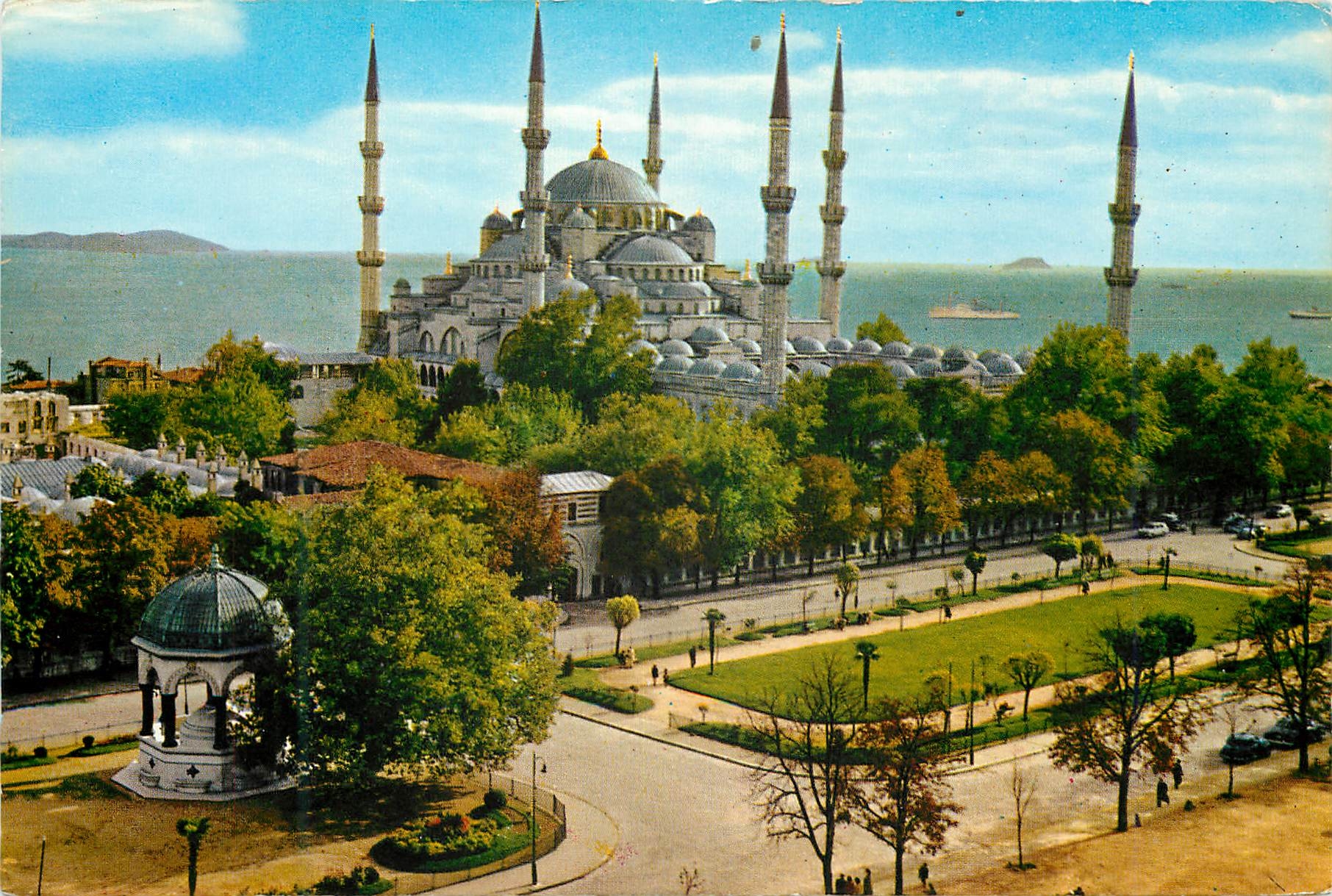 CPM Istanbul Turkey La Mosquee Bleue et la fontaine Guillaume II