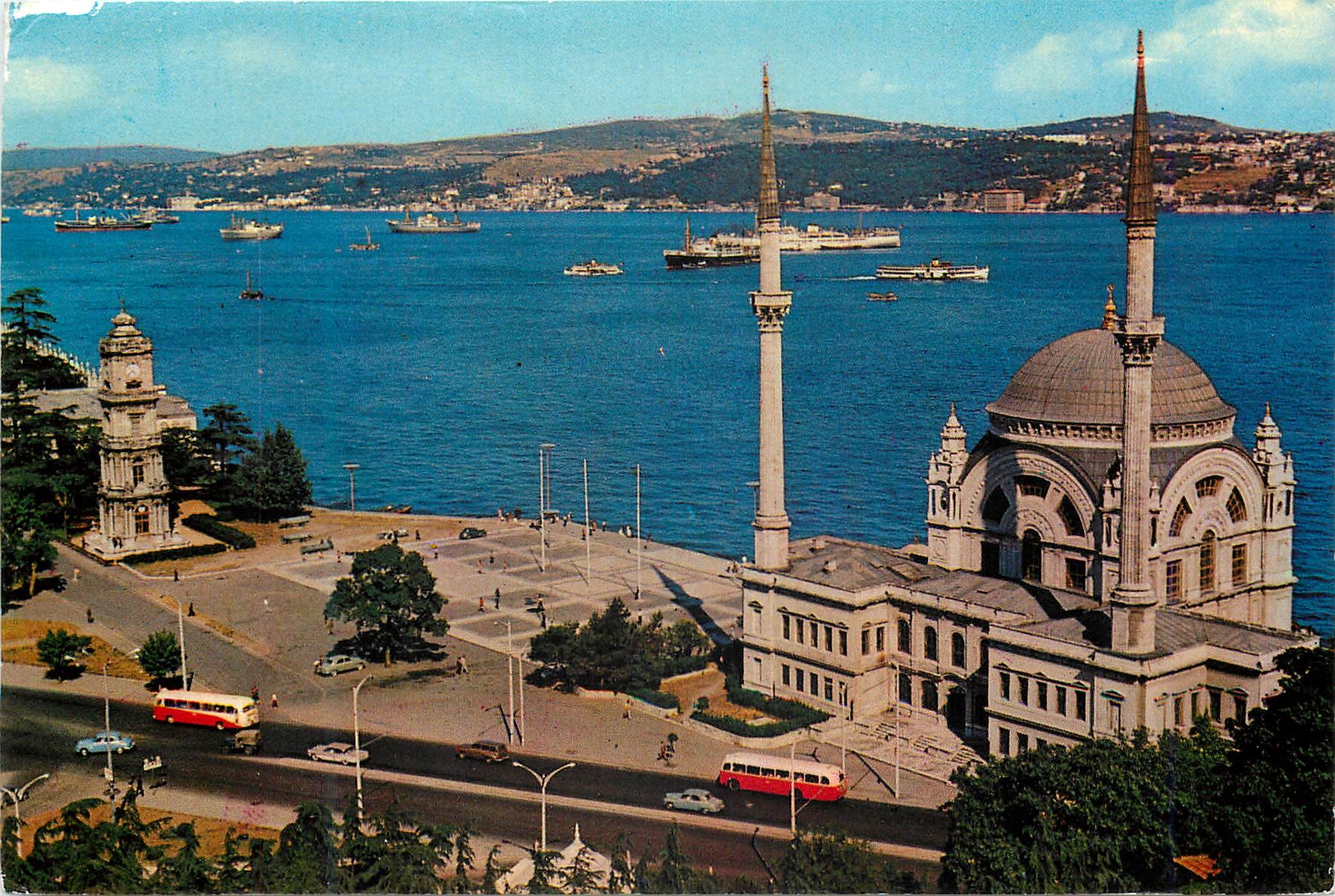 CPM Istanbul Turkey La Mosquee de Dolmabahre et le Bosphore Bateau