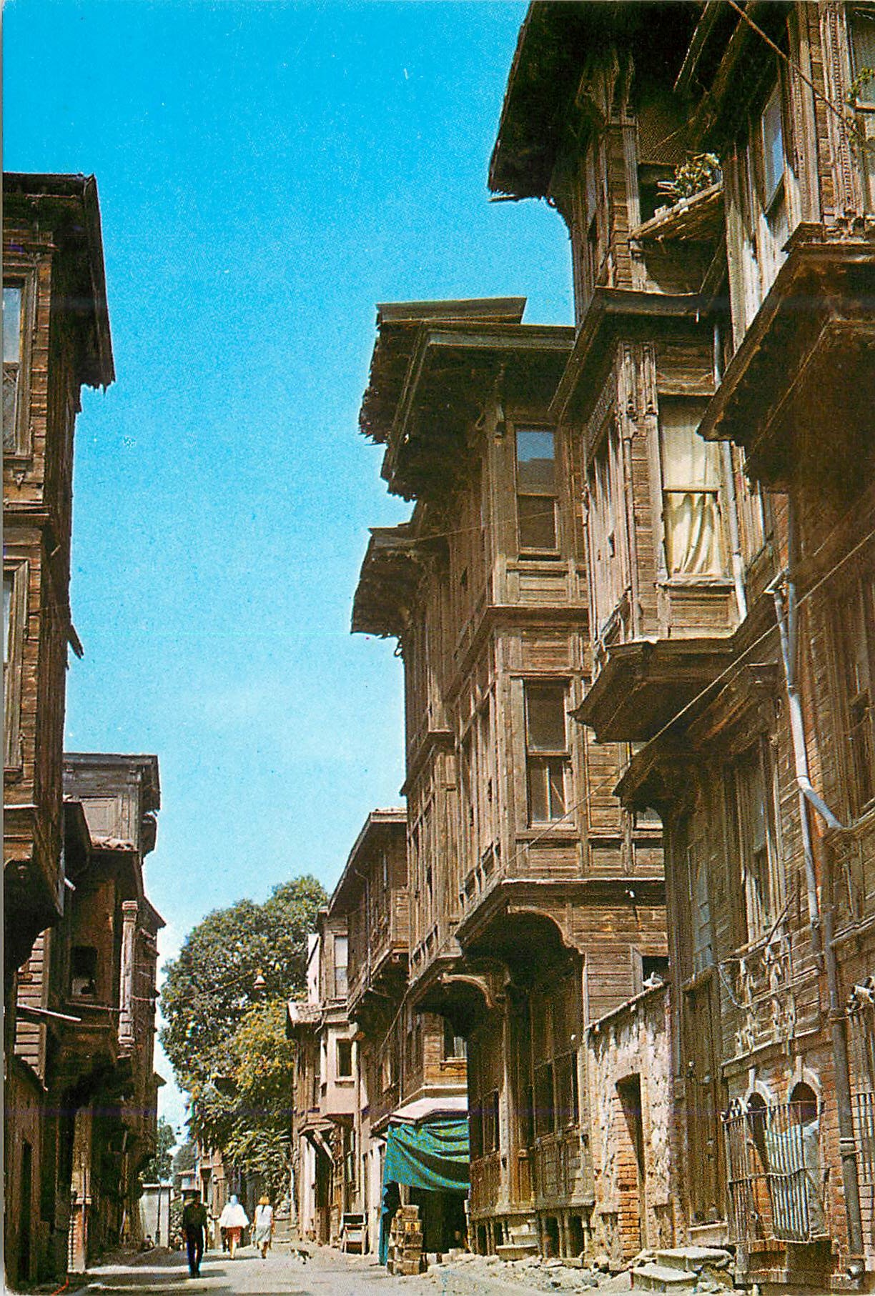 CPM Istanbul Turkey Une vue de l'anciennes maisons de Istanbul