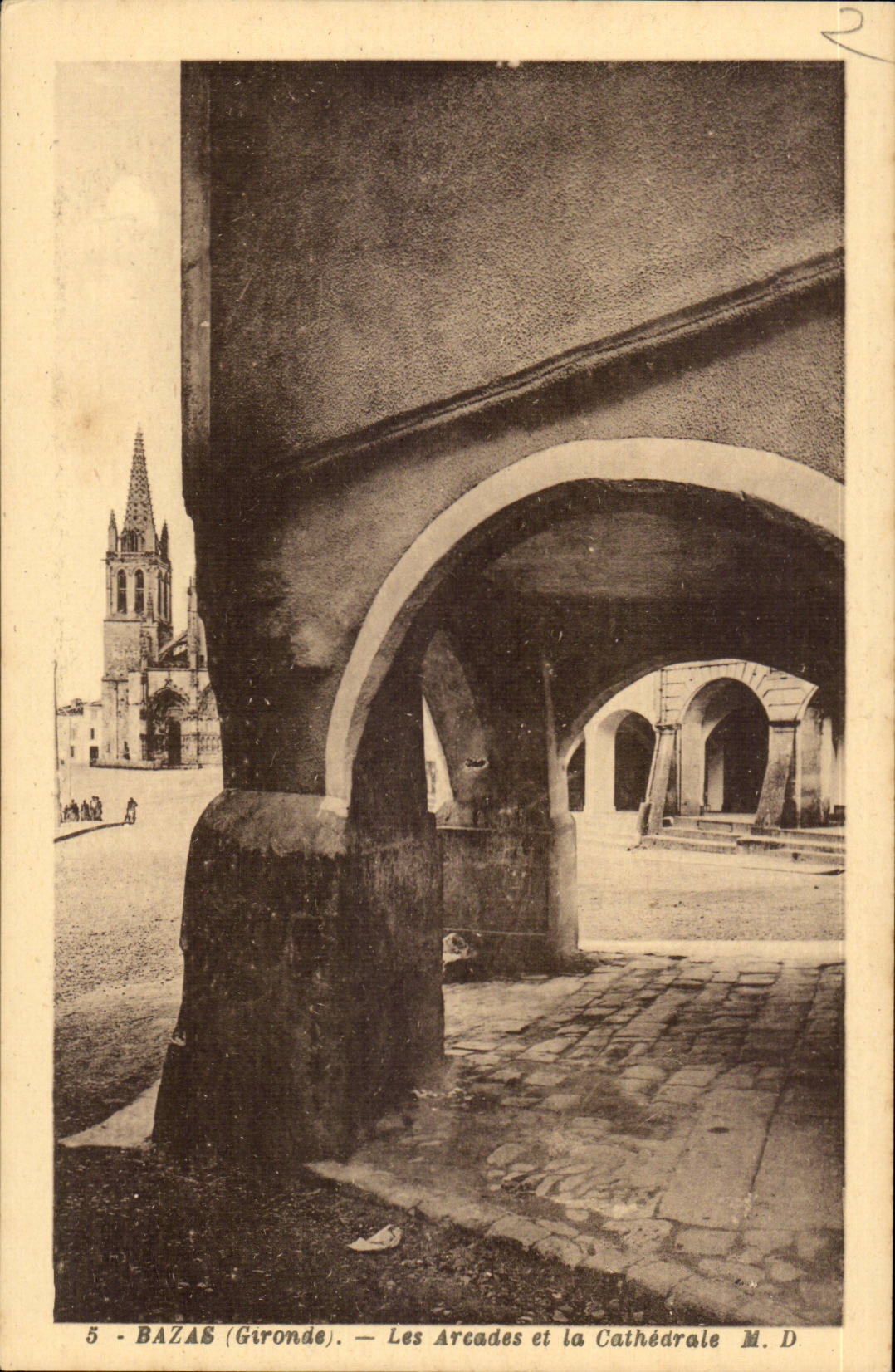 Bazas CPA Les arcades et la cathedrale