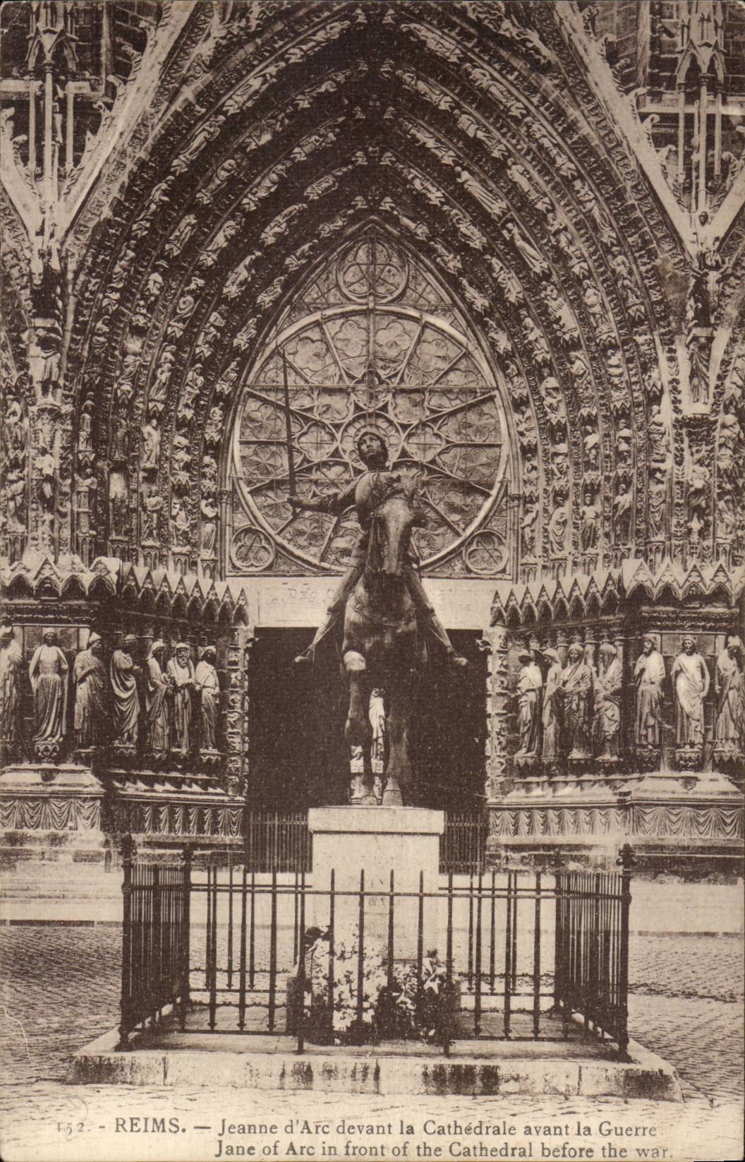 Reims CPA Jeanne d'arc devant la cathedrale avant la guerre