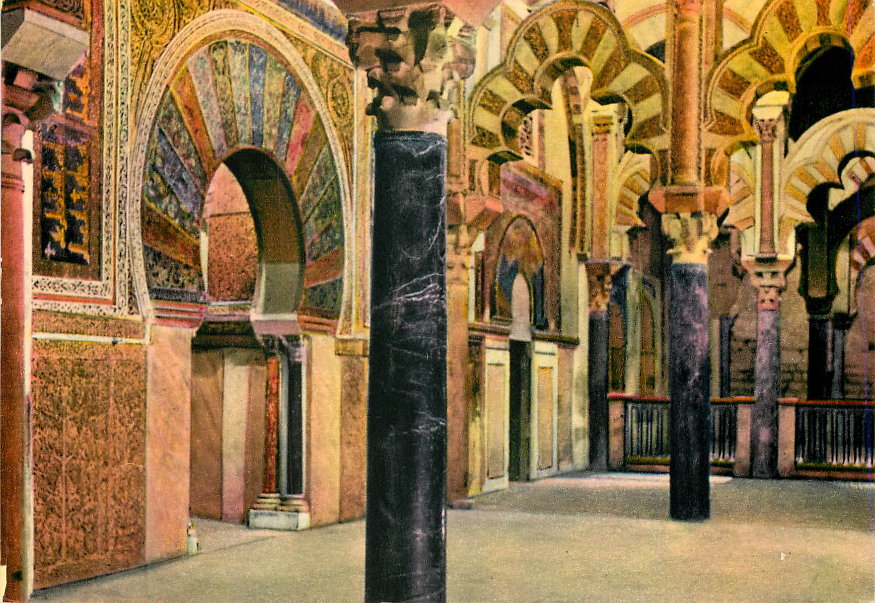 CPM Cordoba La Mezquita Arches precedents au Mihrab