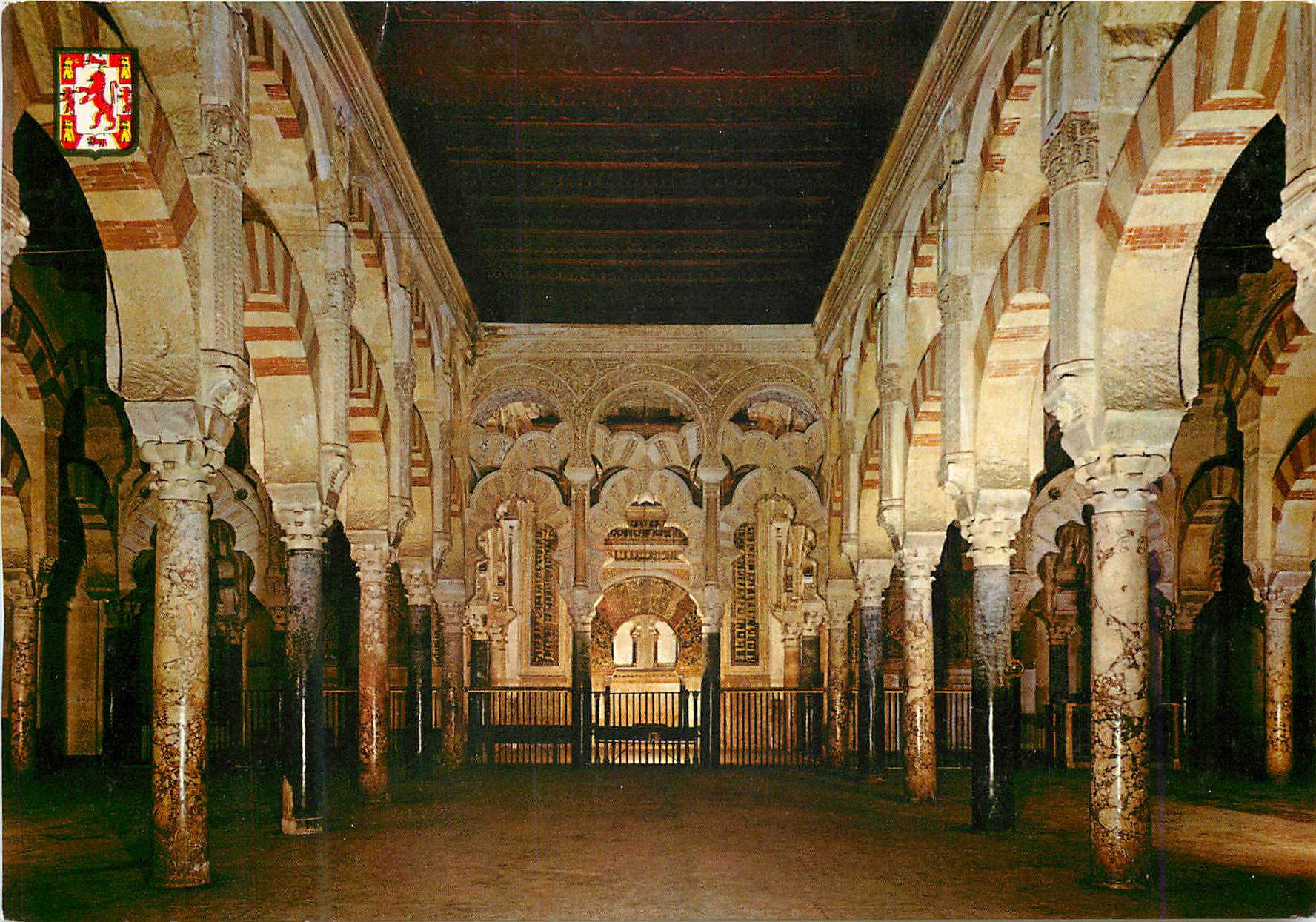 CPM Cordoba La Mezquita Labyrinthe de Colonnes et le Mihrad au fond