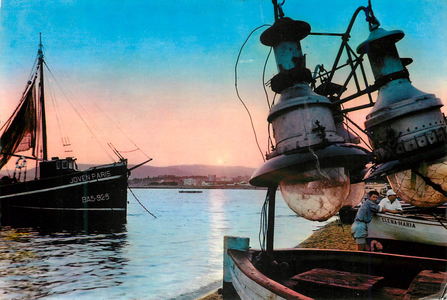 CPM Espagne Coucher du soleil Bateau de peche