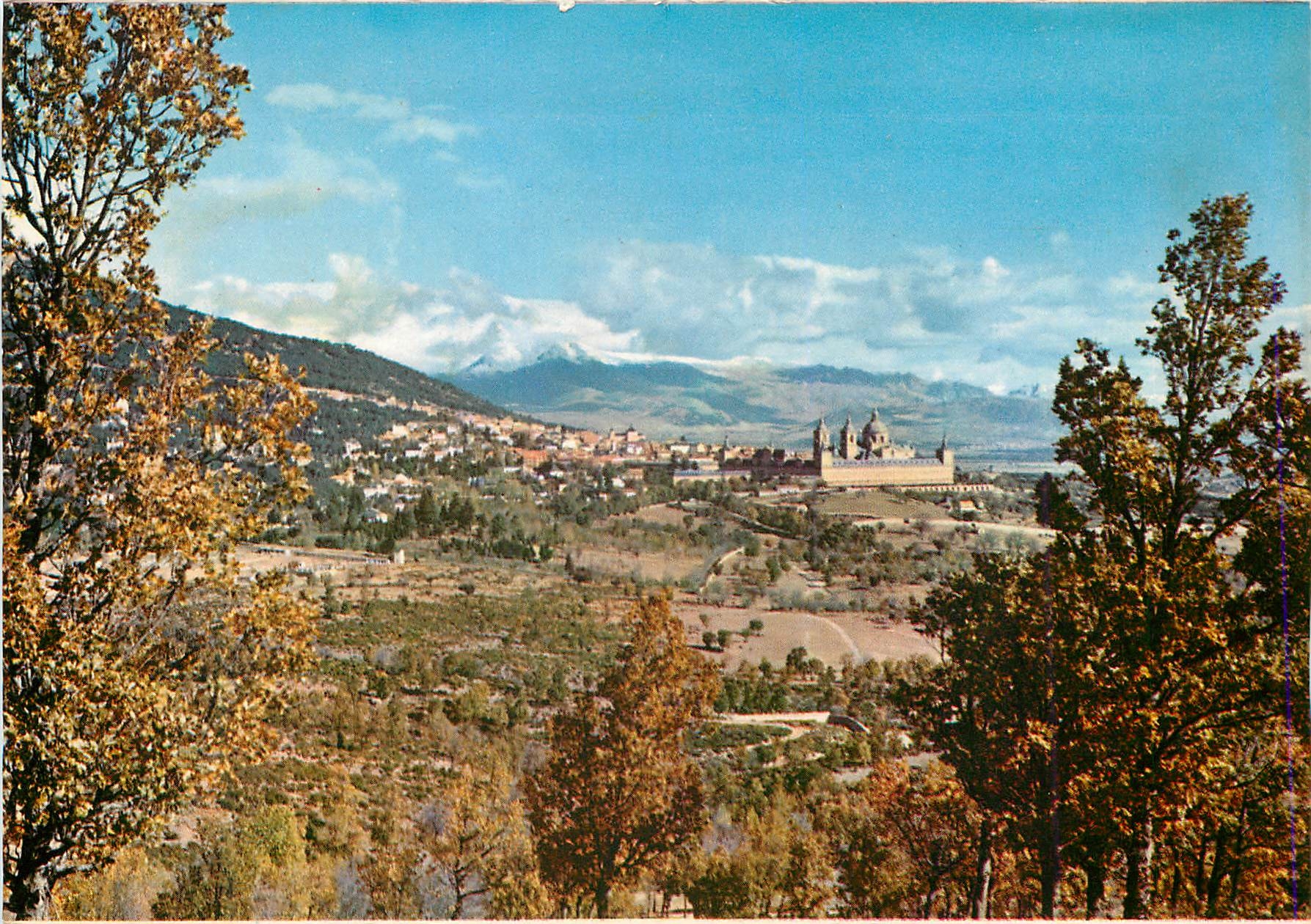 CPM El Escorial vu des la route a la Chaise de Philippe II