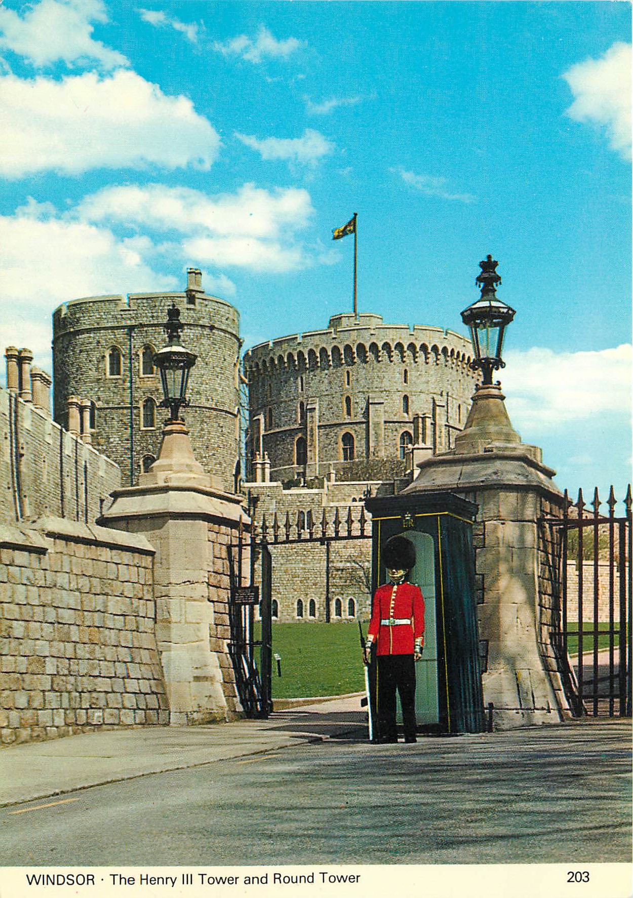 CPM Windsor The Henry III Tower and Round Tower Militaria