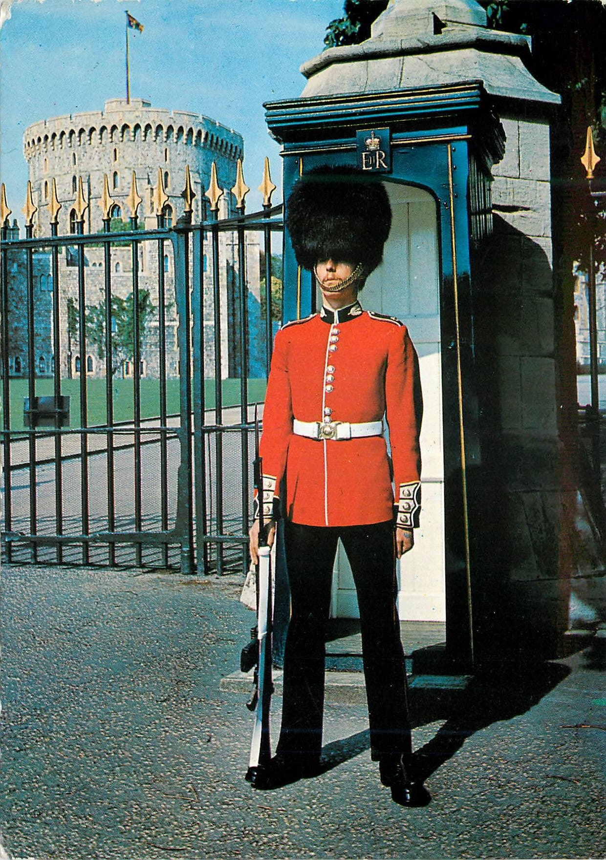 CPM Windsor Castle A Scots Guards Sentry at the Advanced Gate Militaria