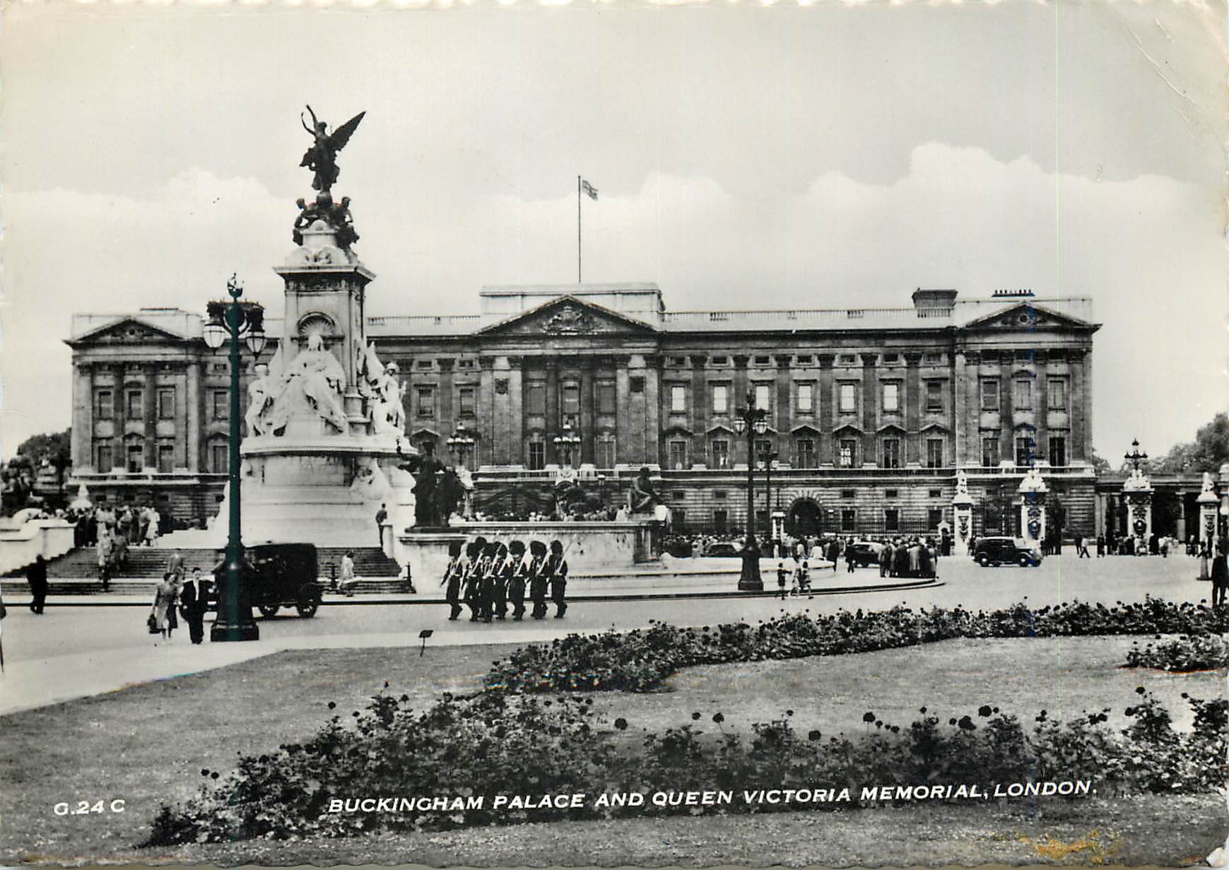 CPM Buckingham Palace and Queen Victoria Memorial London