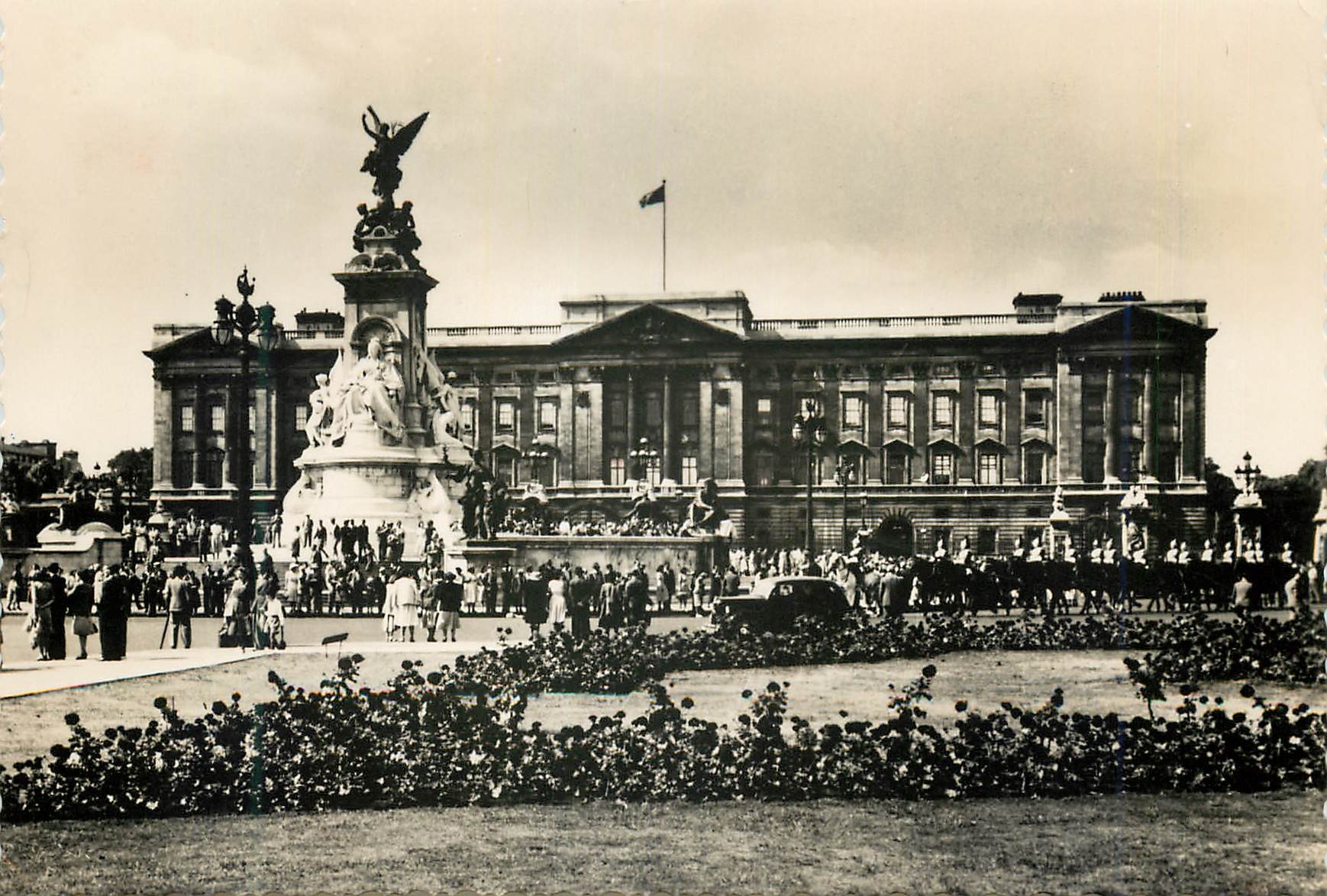 CPM Victoria Memorial Buckingham Palace and Guards London