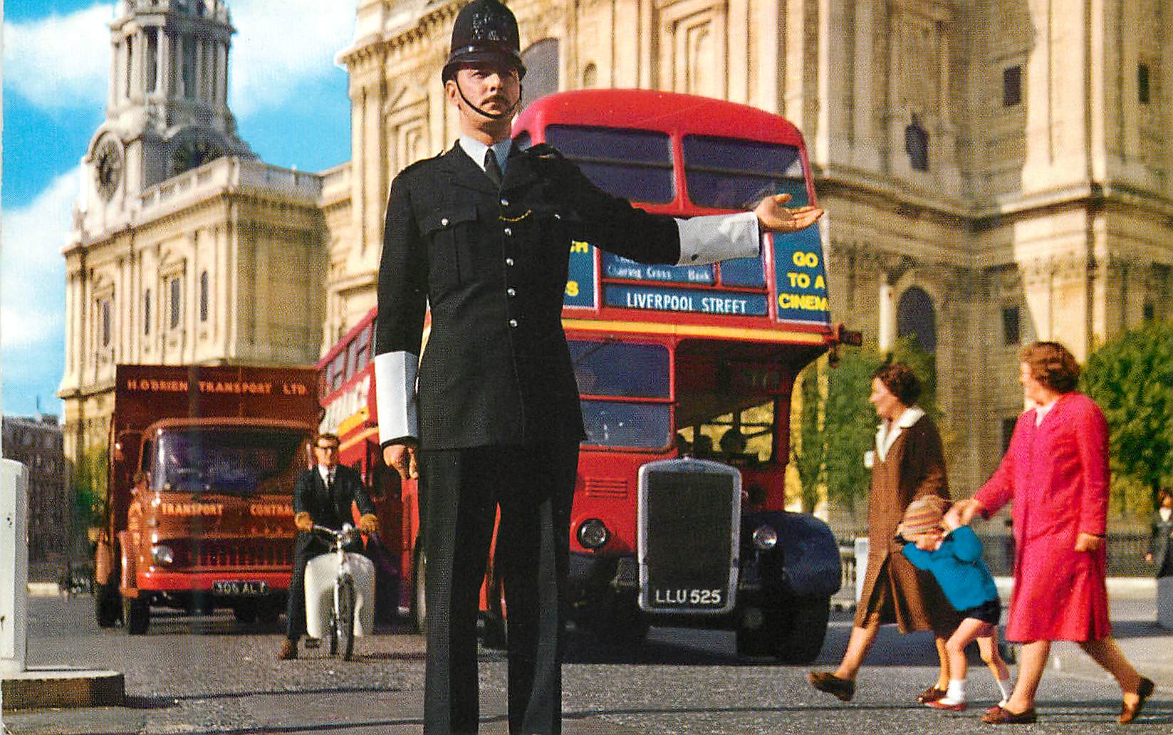 CPM City of London Policeman Police Autobus
