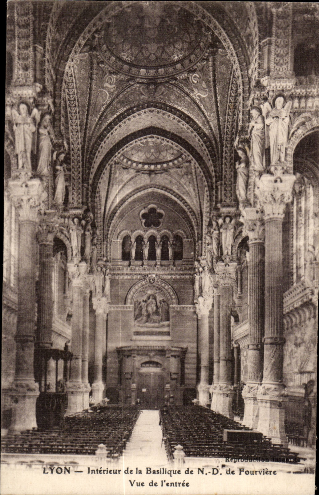 LYON — Intérieur de la Basilique de N.-D. de Fourvière — Vue de l'entrée — Reproduction intérieure