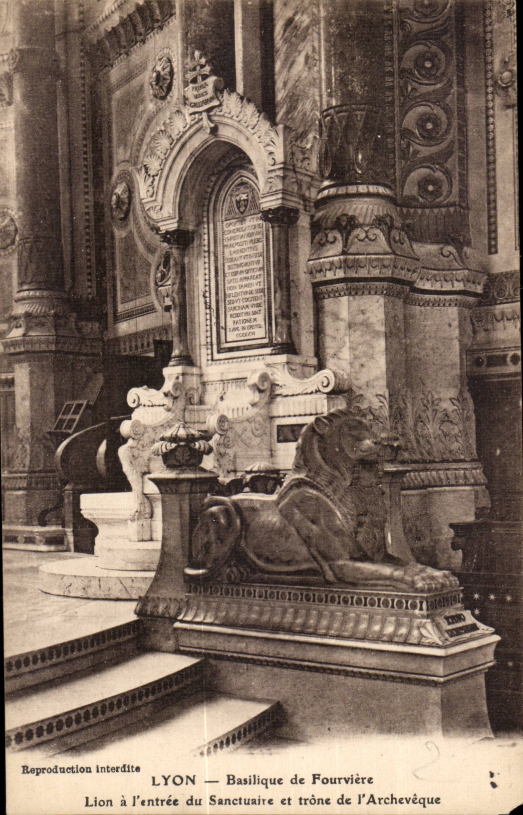 LYON — Basilique de Fourvière — Lion à l'entrée du Sanctuaire et trône de l'Archevêque