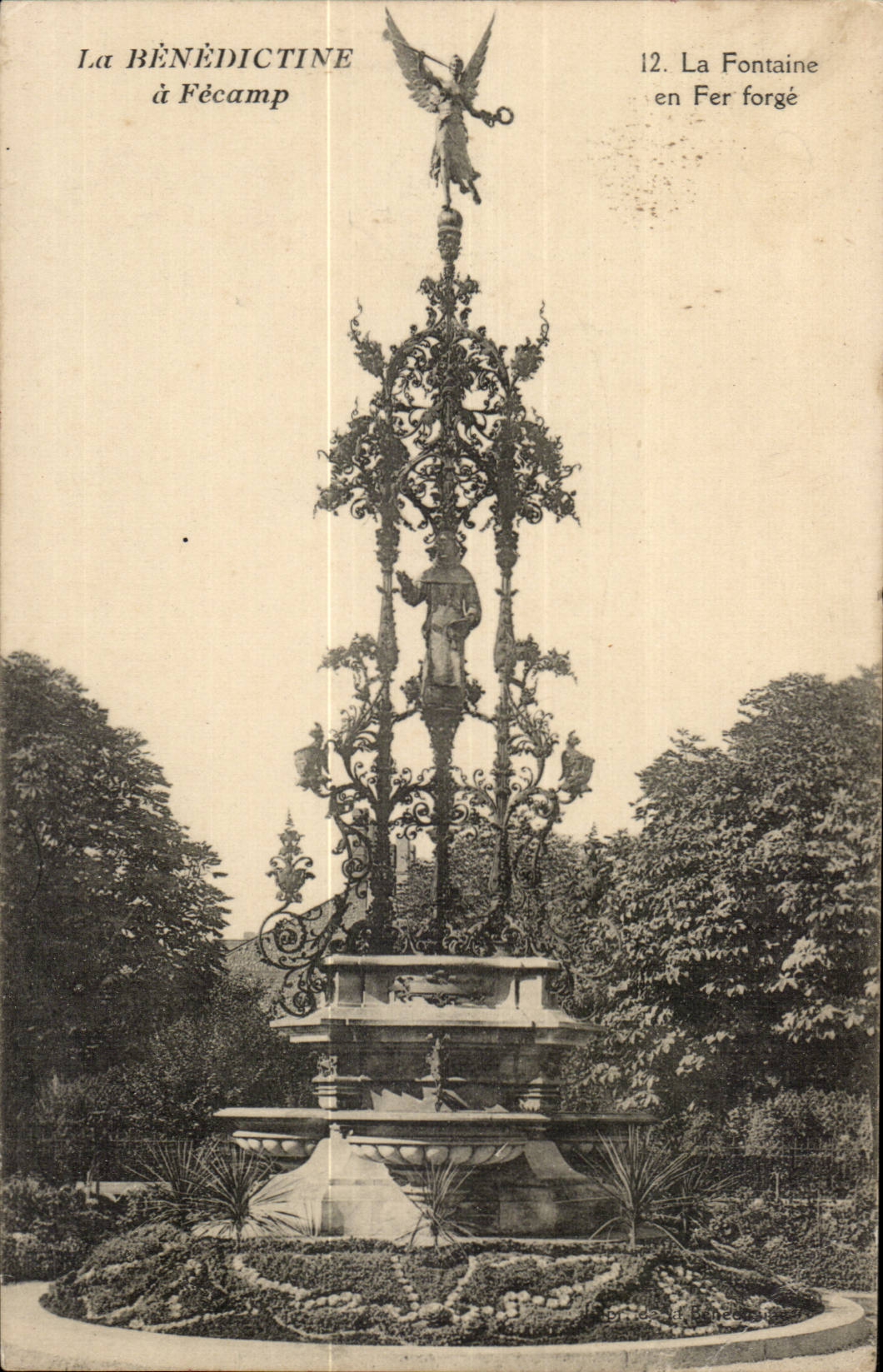 La Benedictine a Fecamp CPA La fontaine en fer forge