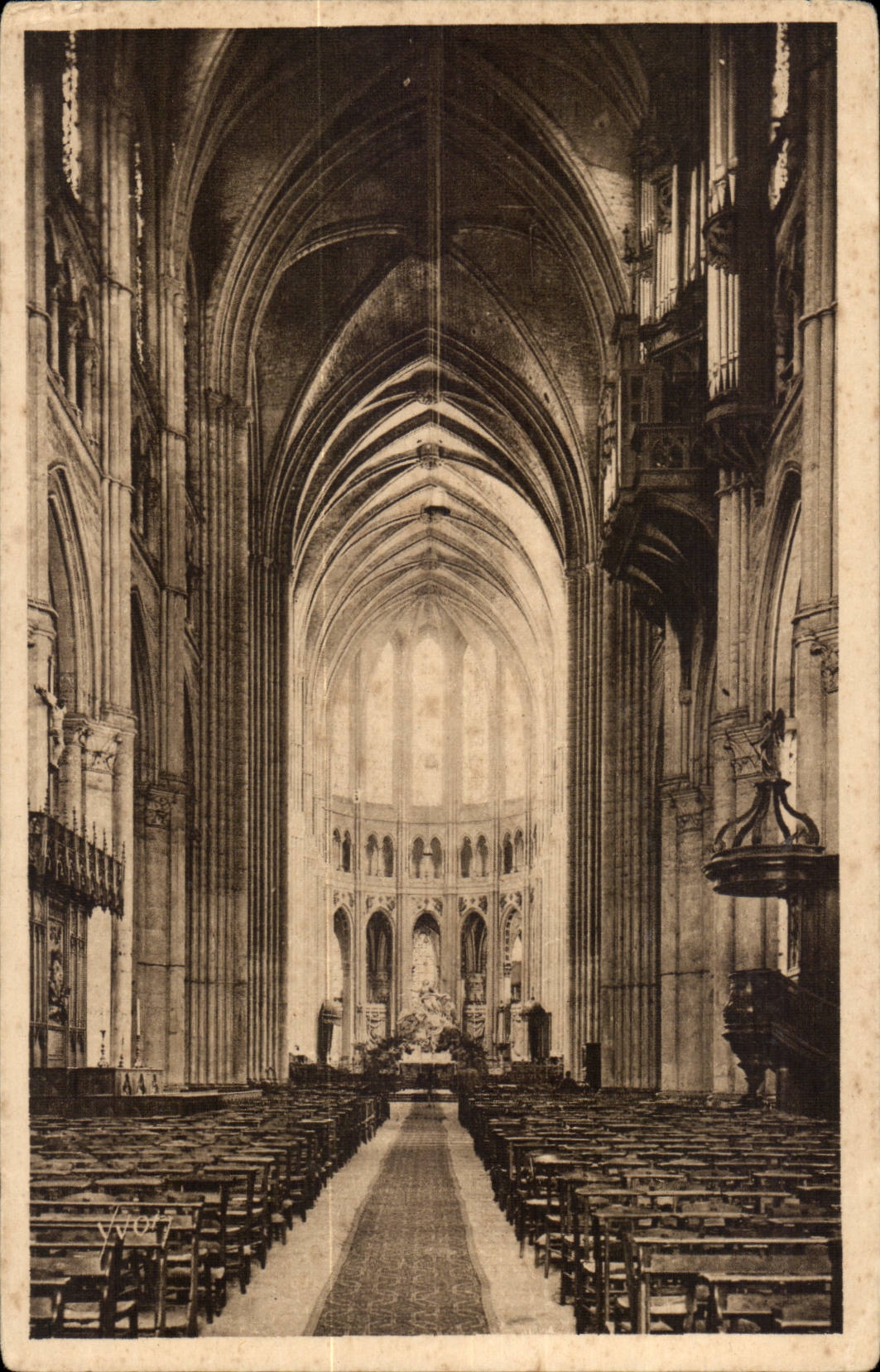 Chartres CPA Interieur de la cathedrale La nef et le choeur